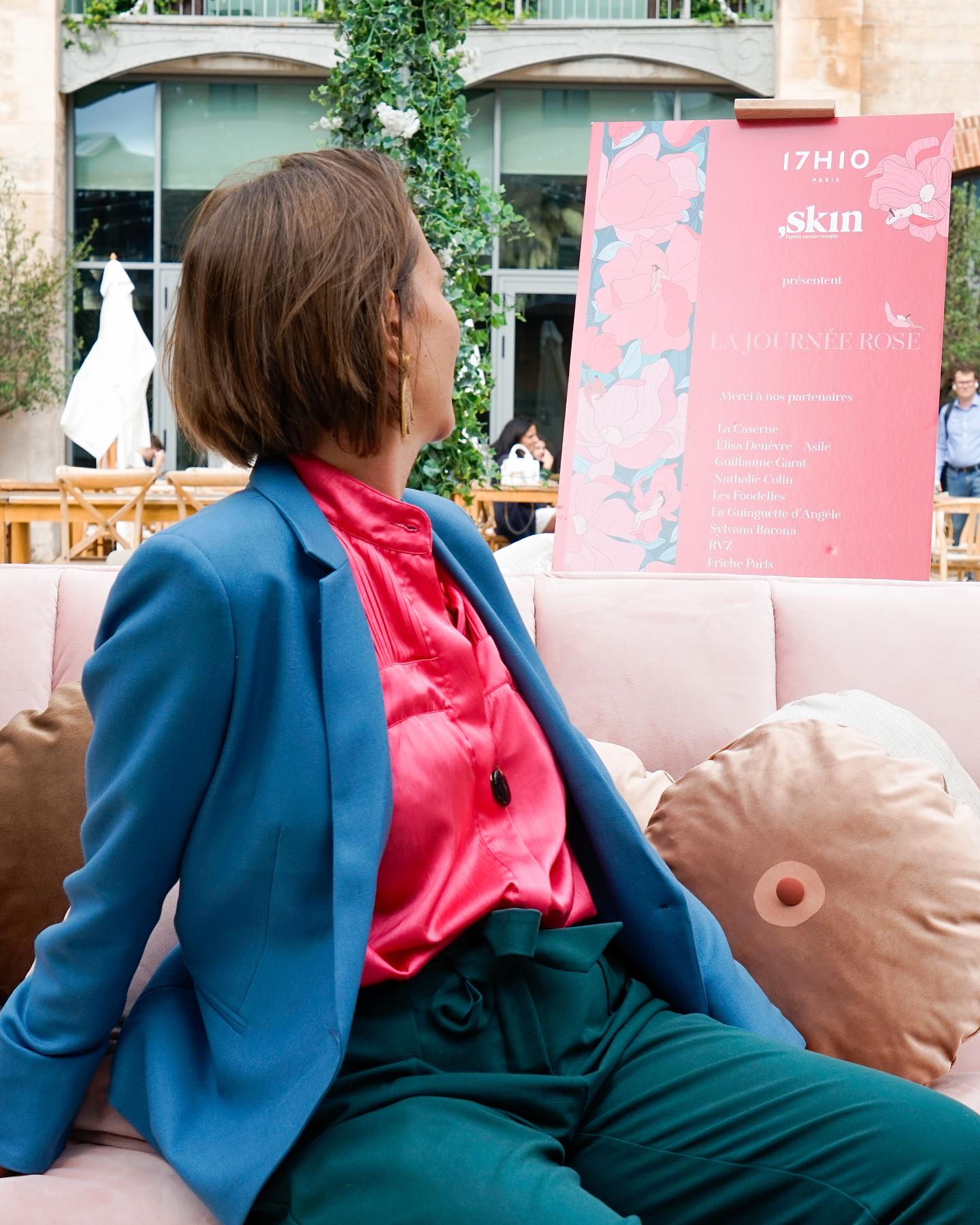 Octobre, un mois moins rose que je ne pensais.
Depuis le 27 septembre, Schop, le projet que je porte à été au ralenti, en slow motion, un chute à Vélo. Le refus de priorité d’une voiture à vélo et me voilà le genou cassé, octobre brisé. Remettre mes projets à plus tard pour conserver ce que j’ai de mieux « La vie », me réparer. Je ne sais ou cette épreuve m’emmènera, ( non….pas un coussin genou), mais au travers mon passage à l’hôpital, ma convalescence à la maison, je comprends l’importance du beau, du bon, d’objet totem, pourquoi pas un coussein dans son parcours de santé.
Merci à la famille, aux amis, aux clients bienveillants, pour votre soutien aux soignants pour votre humour, aux personnes simplement chouettes pour vos attention.
Photos lors de la collaboration @17h10.paris et @association_skin pour cette collaboration qui s’est déroulé @lacaserneparis .
Good picture Photo Honorine @hv.creative_