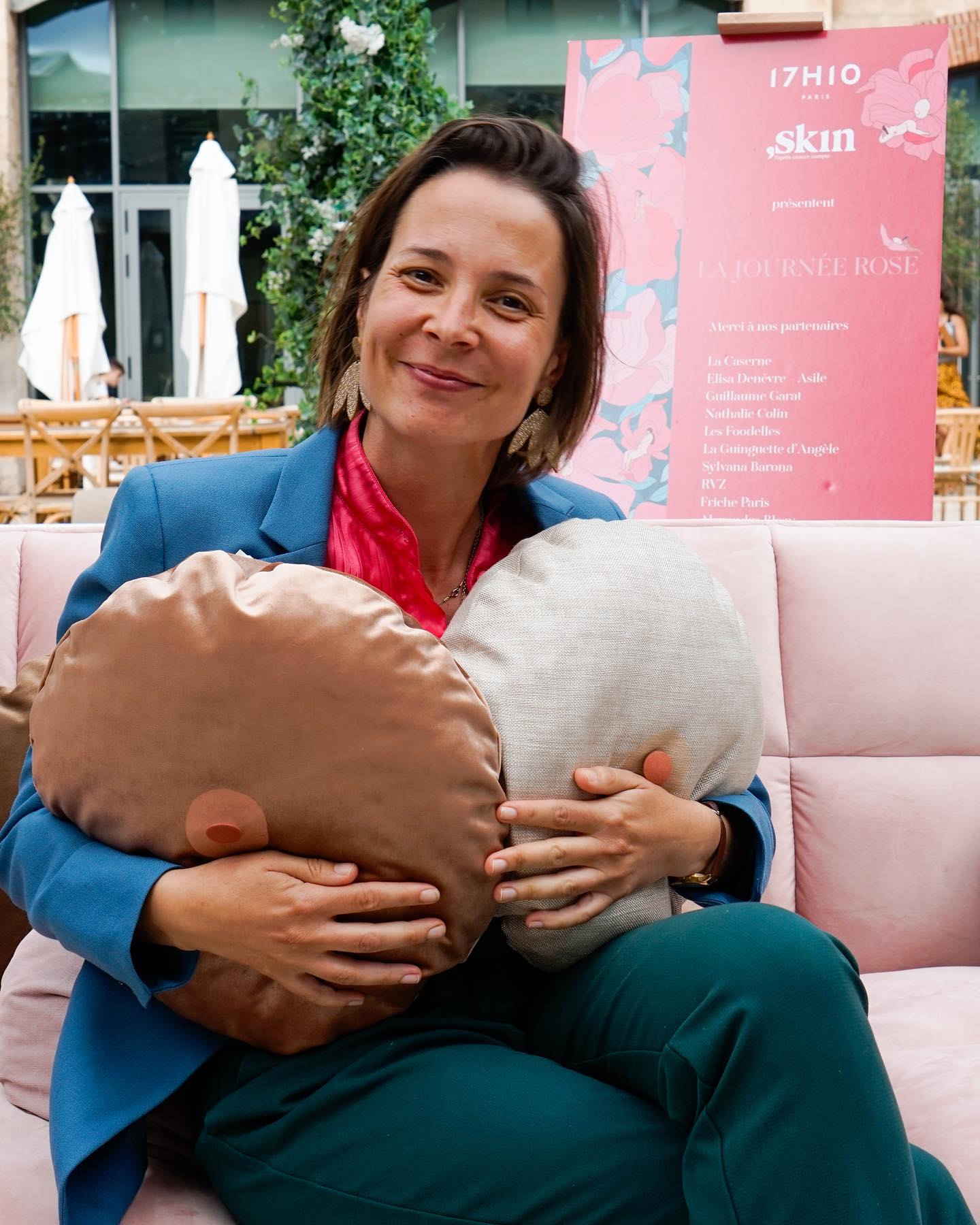 Octobre, un mois moins rose que je ne pensais.
Depuis le 27 septembre, Schop, le projet que je porte à été au ralenti, en slow motion, un chute à Vélo. Le refus de priorité d’une voiture à vélo et me voilà le genou cassé, octobre brisé. Remettre mes projets à plus tard pour conserver ce que j’ai de mieux « La vie », me réparer. Je ne sais ou cette épreuve m’emmènera, ( non….pas un coussin genou), mais au travers mon passage à l’hôpital, ma convalescence à la maison, je comprends l’importance du beau, du bon, d’objet totem, pourquoi pas un coussein dans son parcours de santé.
Merci à la famille, aux amis, aux clients bienveillants, pour votre soutien aux soignants pour votre humour, aux personnes simplement chouettes pour vos attention.
Photos lors de la collaboration @17h10.paris et @association_skin pour cette collaboration qui s’est déroulé @lacaserneparis .
Good picture Photo Honorine @hv.creative_