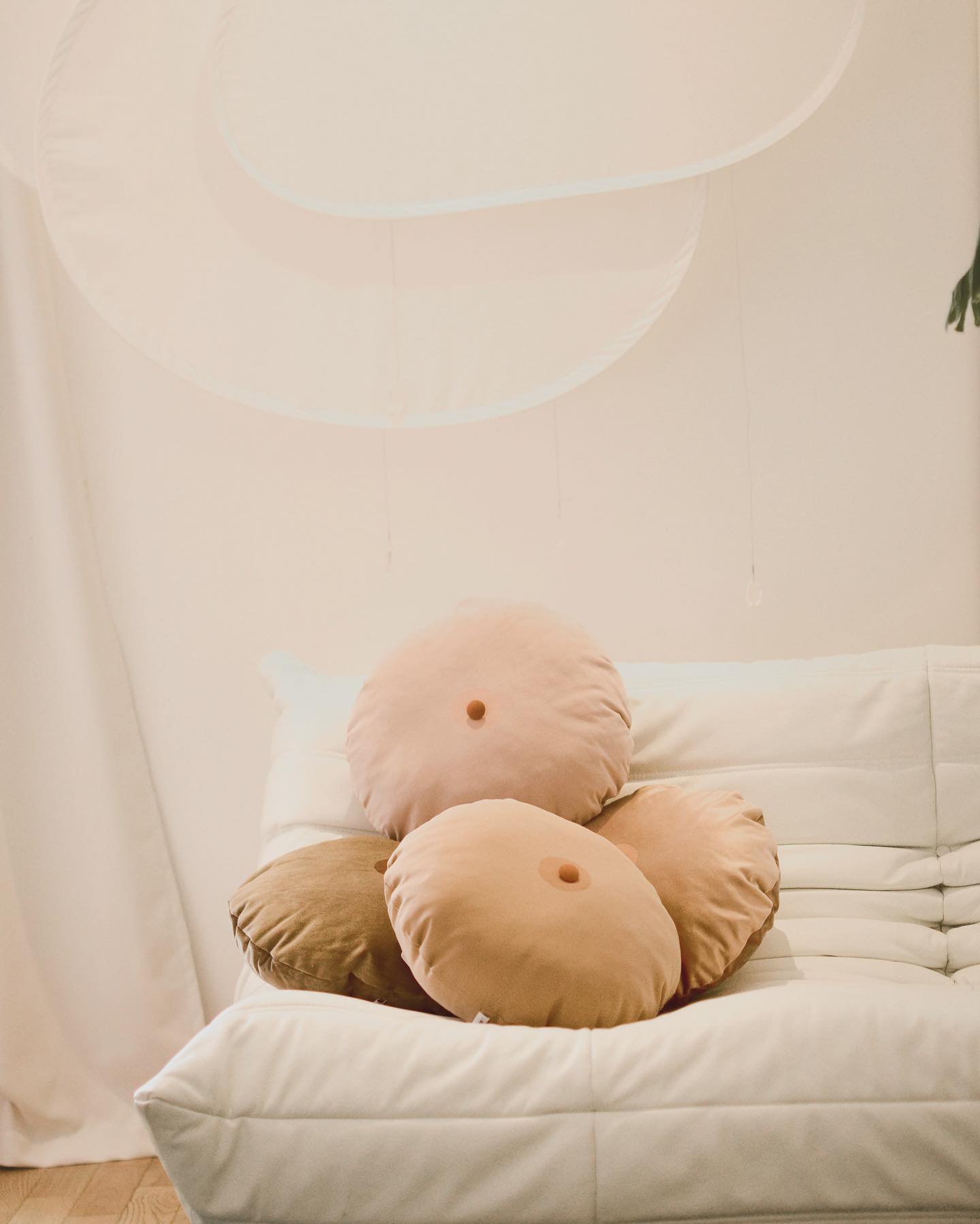 L’éthique, chez Schop, c’est non négociable ! Nous prenons celle du processus de fabrication très au sérieux. Faire à partir de ce qui est là, autour de soi, sous notre nez, juste à côté, pour nous, ça va de soi. Nos ressources matérielles et humaines sont locales. Notre engagement est naturellement respectueux, inclusif et écologique, tant dans la sélection des matières sourcées pour nos créations, que dans le choix des partenaires avec qui nous travaillons, à moins de 100km de l’atelier.
#éthique #decorationecoresponsable #coussin
#coussein