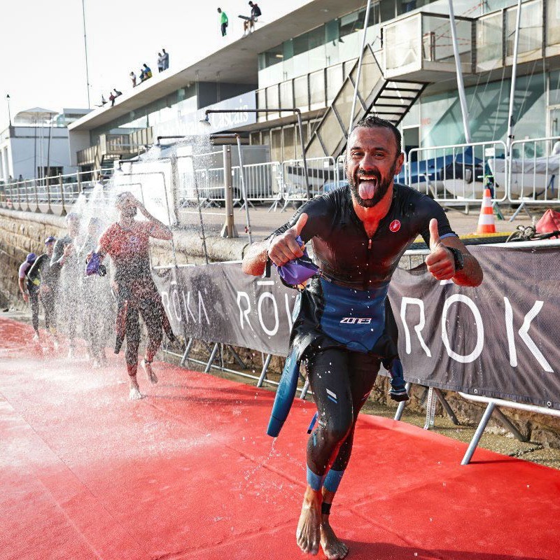 4 righe sull’ #ironman a #Cascais
Nuoto: Abituato al #Poetto la perla dell’atlantico non mi ha impressionato. Anzi il mare nero, l’acqua ghiacciata, le alghe che mi sbattevano in faccia ed in bocca hanno reso i 400mt iniziali poco piacevoli. Dopo 15 metri ho seriamente pensato che non avrei finito. Una volta finite le alghe, mi son detto questa la porto a casa.
Bici: Le salite non erano così impegnative anche perchè in allenamento passavo ore a salire e scendere in zona castello a #Cagliari. Pago sicuramente molto di più i 60 km di vento. 30 ad ogni giro. Tutto sommato è stata meno impegnativa del previsto ma va detto che non ci sono mai state intensità tali da poter far pensare il contrario. Per portare il tutto ad un livello superiore sarebbero serviti kilometraggi ben diversi nei mesi passati.
Corsa: Questa era quella che temevo meno soprattutto perché non mancavano i kilometri in allenamento. Corri e cammina a tutte le stazioni di ristoro era la tattica pre-gara. Così è stato fatto, con l’aggiunta di qualche breve camminata nei punti con le salite più ripide. Il ventesimo kilometro, è stato l’unico momento in cui realmente ho pensato che non avrei finito la gara. Un momento lungo circa 2 kilometri. La stanchezza, il buio e la consapevolezza di dover correre ancora un’altra mezza maratona mi hanno fatto dubitare. Al 30esimo KM invece si è accesa nuovamente la luce, ho aspettato di arrivare ai 32 per contare i 10 KM alla fine uno per uno.
In 13 ore in solitaria, ci sono momenti in cui il tutto sembra non finire mai ed altri in cui le cose scorrono più velocemente. Ci sono le urla dei familiari, lo speaker ed i passanti che ti incoraggiano. Il finale, You are an ironman è quello che si sogna quando si parte per questa avventura.
A detta di tanti, non semplice ma uno dei migliori dal punto di vista del pubblico, sempre presente alla partenza, nei 180 km in bici e per tutta la corsa.
Lo rifarei? Mi piacerebbe fare Nizza, e uno dei classici dal percorso veloce.
-
-
#lupo_academy #swimbikerun #triatlon #swimbikerun #anythingispossible #ironmantri #ironmanportugal #triathlon #run
#ironman #running #swimbikerun #swimbikerunworld #running #3athlonlife #3athlete
