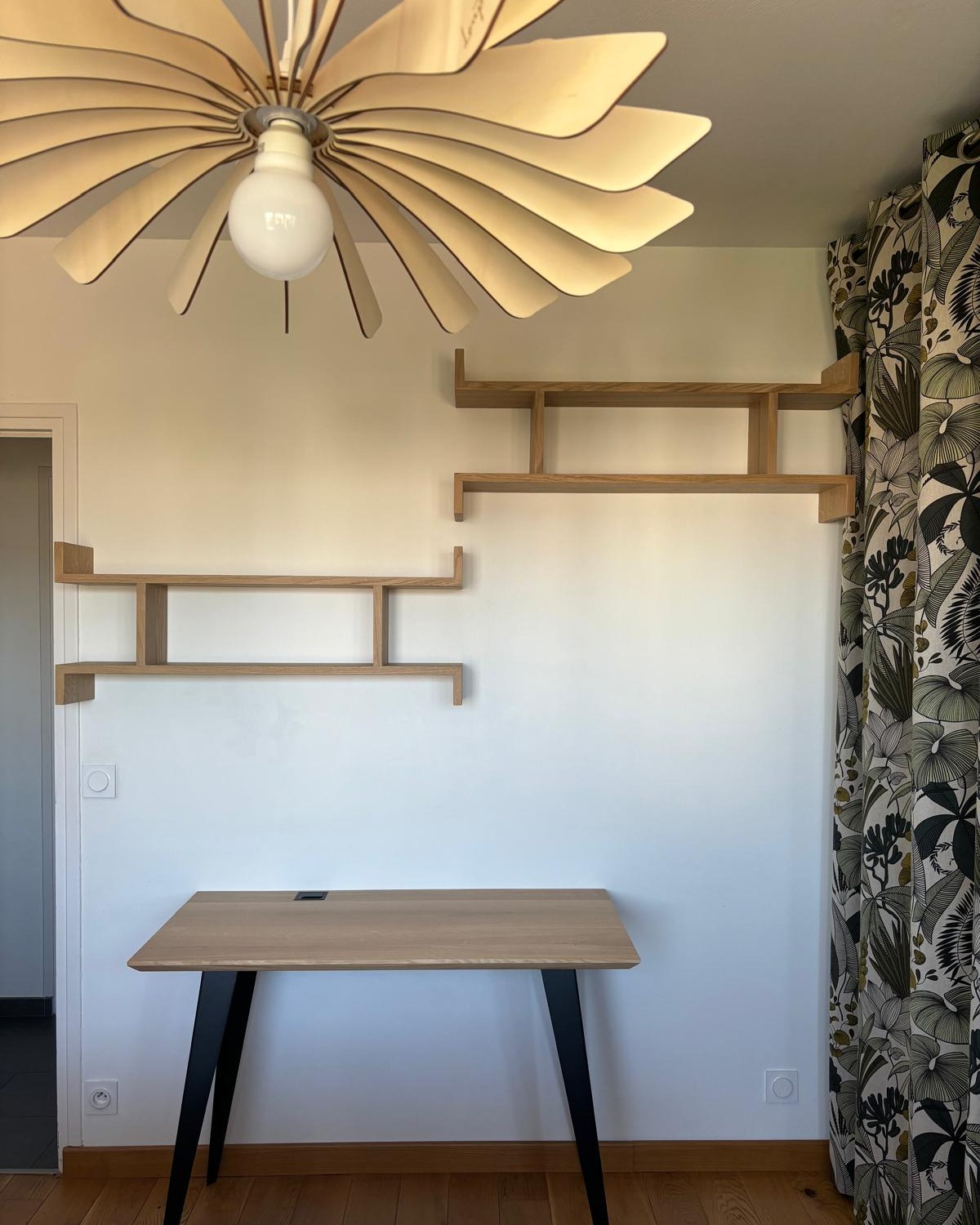 -- MOULINS --
Aménagement d'une chambre parentale.
Bureau en chêne massif et piètement métal sur mesure.
Étagères fixations invisibles en chêne massif.
Lampes de chevet pimpées par une fine pièce de chêne et étagère permettant de moduler ses cadres à l'infini.
Projet déco en collaboration avec Misama Design @misa4417
#décorationintérieure #ébénisterie #mobilierbois #projetsurmesure #drôme #chênemassif #boisfrançais #menuiserie