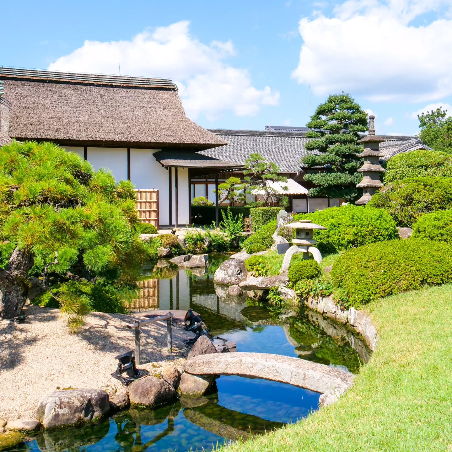 AFTER TDM, DAY 258 🇯🇵
Après un peu plus de 15 jours de déserte, me revoilà ! Il fallait bien marquer cette journée de rentrée en même temps 😉
Il me reste encore quelques photos du Japon et j'attaquerai la rétrospective de notre avant-dernier pays de tour du monde... Déjà 🥲
Sur cette photo d'un jardin japonais qu'on a adoré à Okayama, je vous souhaite à tous une belle reprise 🥰
📍 Okayama - Japon
#okayama #japon #japan #pacifique #visitjapan #garden #tdm #tourdumonde #worldtour #voyage #travel #travelgram #traveltheworld #globetrotter #lolitaexplore #lolitaontheroad