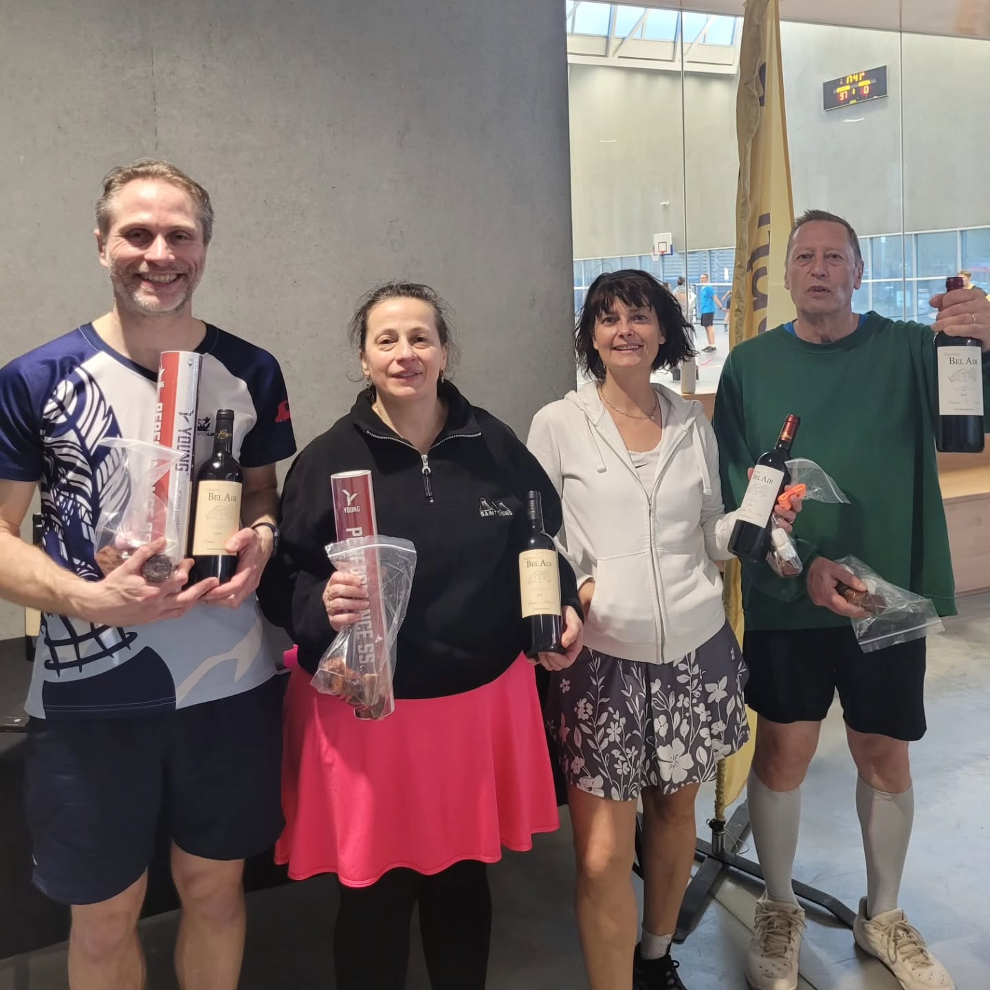 Le week-end dernier notre club a eu l'honneur d'accueillir un TDJ avec de superbes matchs ! Pendant ce temps, nos "moins jeunes" se sont illustrés au Tournoi sur'vet givrés des Chartrons ❄️.
Un immense merci Stefica pour son soutien, qui nous a permis de gérer les gagnants du TDJ avec de beaux lots ! 🎁🏅