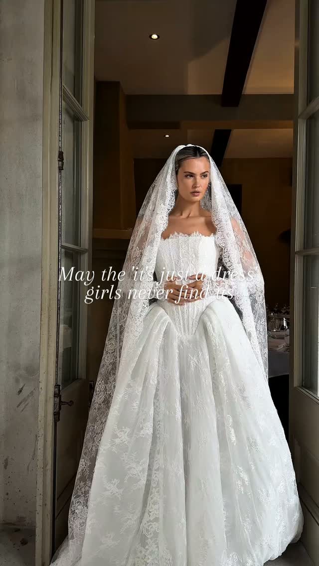 LAVINIA is visiting on loan at the moment and wow wow wow what a dress. The most showstopping full lace basque waist ball gown. A dream. Please girls come and try her on she won't disappoint 🏹🪽💭
#minsterbridal #weddingdress #modernbride #laceweddingdress #bridetobe