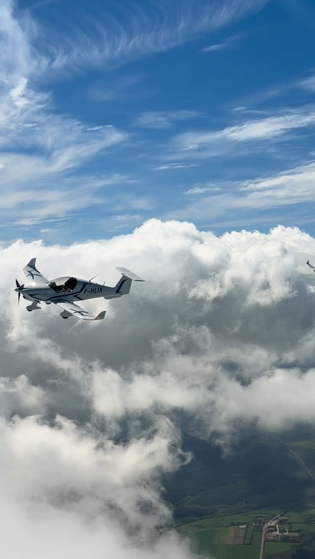Surfing the clouds. ☁️ The perfect 4th generation maneuverability.
#AboveTheClouds #AviationLovers #PlaneSpotting #ElixirAircraft