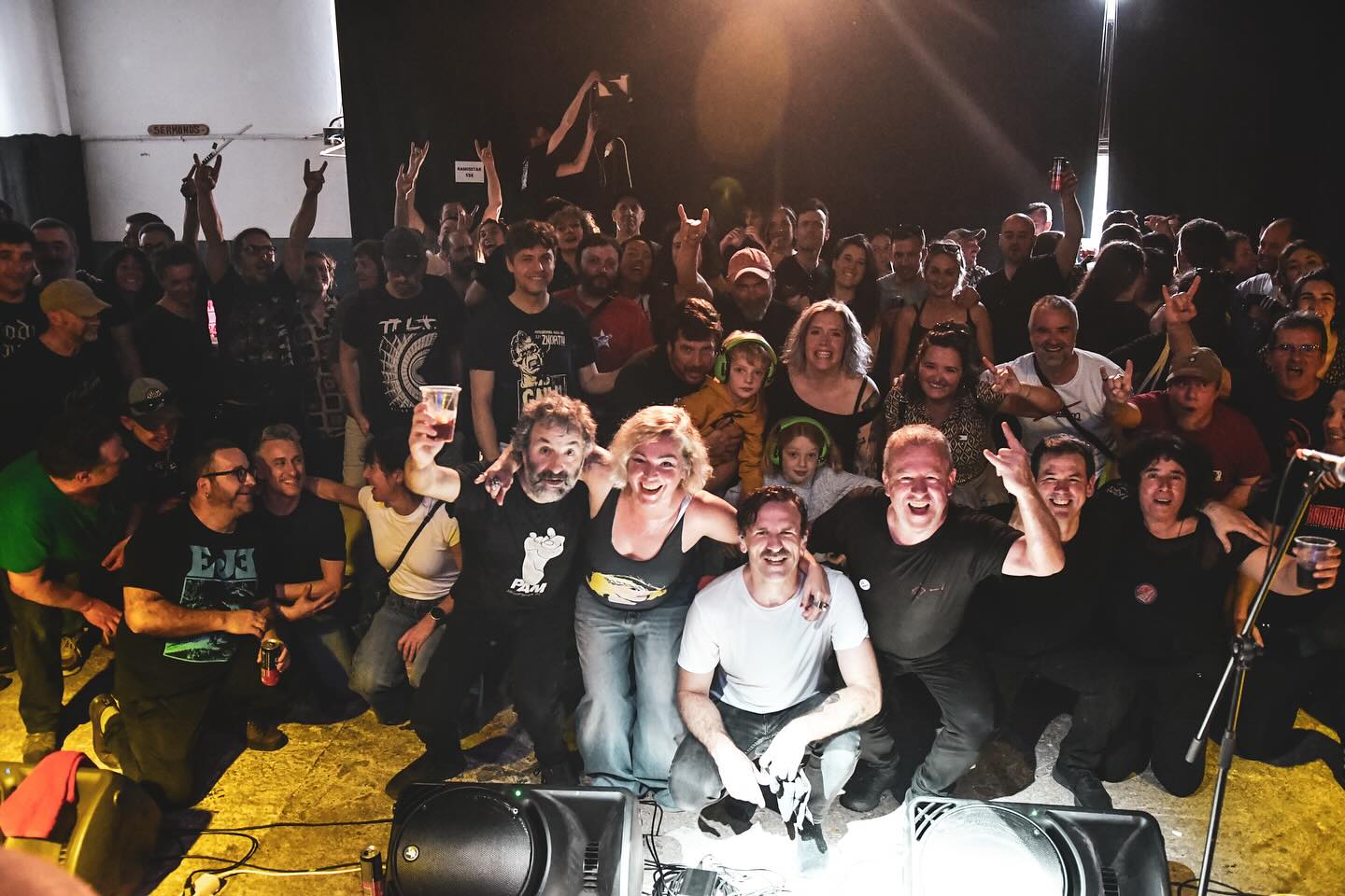 MILA ESKER ABADIÑO 🔥🔥
Atzo izugarri gozatu genuen Amaraun Arte Fabrikara gerturatu zinetenokin! Etxean bezala sentiarazi gintuzuen eta horrek ez du preziorik. ❤️🩹
Ayer disfrutamos mucho en Amaraun Arte Fabrika con todxs lxs que os acercasteis! Nos hicisteis sentir como en casa y eso no tiene precio. ❤️🩹
Hurrengoa/Siguiente:
05/10 Ermua @ Vertigo Rock
📸 @eideriturriaga