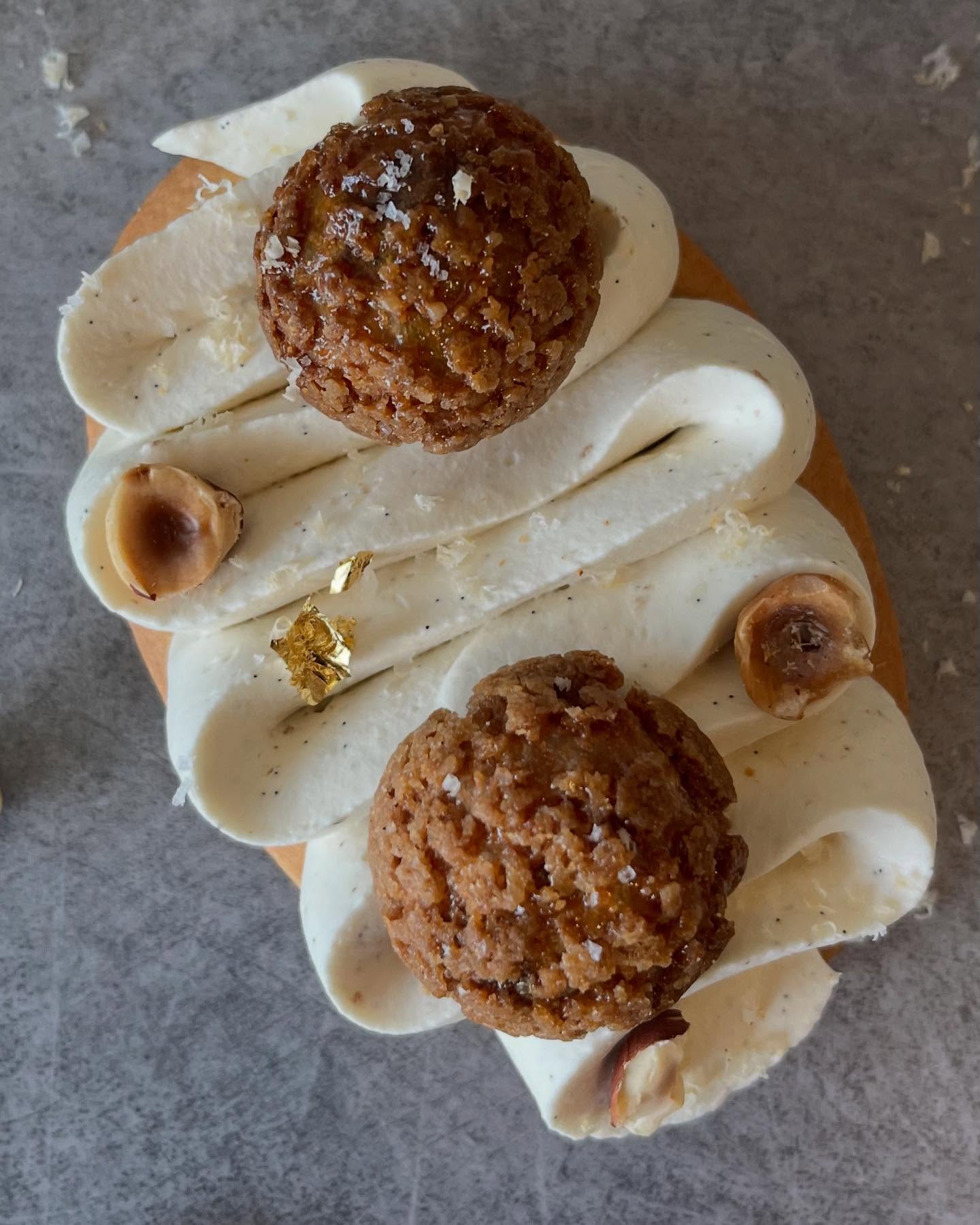 Salut à tous,
Nouvelle publication aujourd’hui autour d’une création qui intégrera très bientôt ma carte de pâtisseries à la commande sur mon site (lien en bio).
Je vous présente « La Trace ». Ce nom pourrait venir de son sillon qui pourrait ressembler à cette trace qu’on laisse lorsque l’on dévale les pistes de ski dans ma Haute-Savoie natale… mais non…
La Trace, c’est simple, sensible, discret — et pourtant tellement chargé. Une trace, c’est ce qui reste. C’est ce qu’on suit, ce qu’on prolonge, ce qui nous guide. Et c’est exactement ce que je fais avec cette création en hommage à mon ami Yann @horusindien passionné de pâtisserie, qui m’a transmis la recette de Son broyé du Poitou, dont il est très fier !
« La Trace » célèbre donc l’ancrage, la mémoire et la transmission. Elle joue sur les contrastes de textures et la douceur brute des saveurs.
La Trace est donc composée
- d’un broyé du Poitou
- d’une ganache montée vanille / tonka
- de choux remplis de praliné émulsionné
- quelques noisettes torréfiées, de fleur de sel…
Je prépare actuellement une nouvelle version plus « fruitée », avec plus de peps…
#poitoucharentes #poitou #maraispoitevin #ganachemontée #vanille #tonka #broyédupoitou #heritage #héritage #transmission #pateachoux #praliné #pâtisserie #patisseriemaison #patisseriefrançaise #homemade #faitavecamour #faitmaison #pastrylife🍰 #pastryfrench