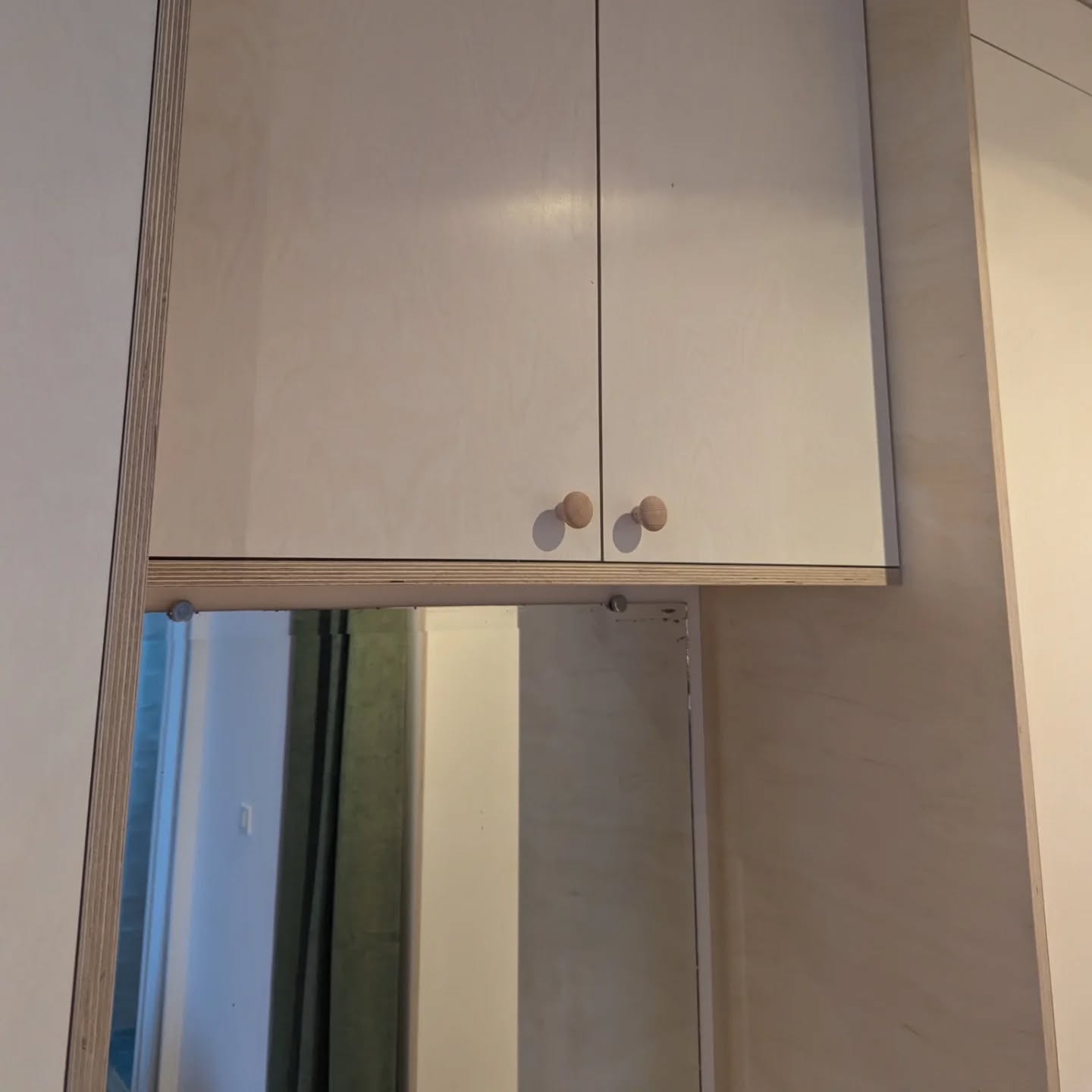 Dressing sur mesure.
Façades en contreplaqué bouleau teinté blanc SanDesign Color
Montreuil 93100
Janvier 2025