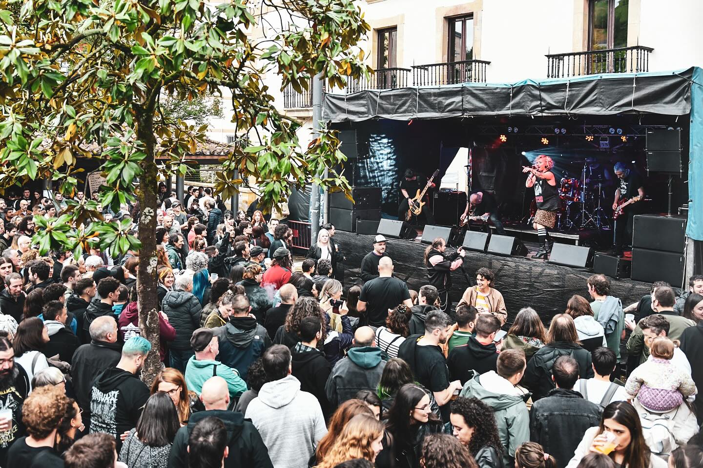 MILA ESKER ERMUA eta VERTIGO ROCK! 🔥🔥🔥
Itzel atzo Ermuan ospatzen den Vertigo Rock-en! Giro eta ikuslego aparta! 
Eskerrak eman jaialdi hau aurrera ateratzen duen jende guztiari, hain era xumean egiten duzuen lanagatik. Baita gure kontzertura bertaratu zineten guztioi ere! Gora zuek!
¡Impresionante ayer en el Vertigo Rock que se celebra en Ermua! ¡Gran ambiente y público!
Agradecer a toda la gente que saca adelante este festival de una manera tan humilde. ¡También a todos los que os acercasteis a nuestro concierto! ¡We love you!
Hurrengoak/Siguientes
05/17 Donostia @ @dabadabass 
06/06 Bergara @ Plaza (Jaiak)
06/20 Eibar @ Untzaga Plaza (Jaiak)
07/18 TBA (Jaiak)
09/05 Artea @ Plaza (Jaiak)
tickets www.kokein.com
📸 @eideriturriaga