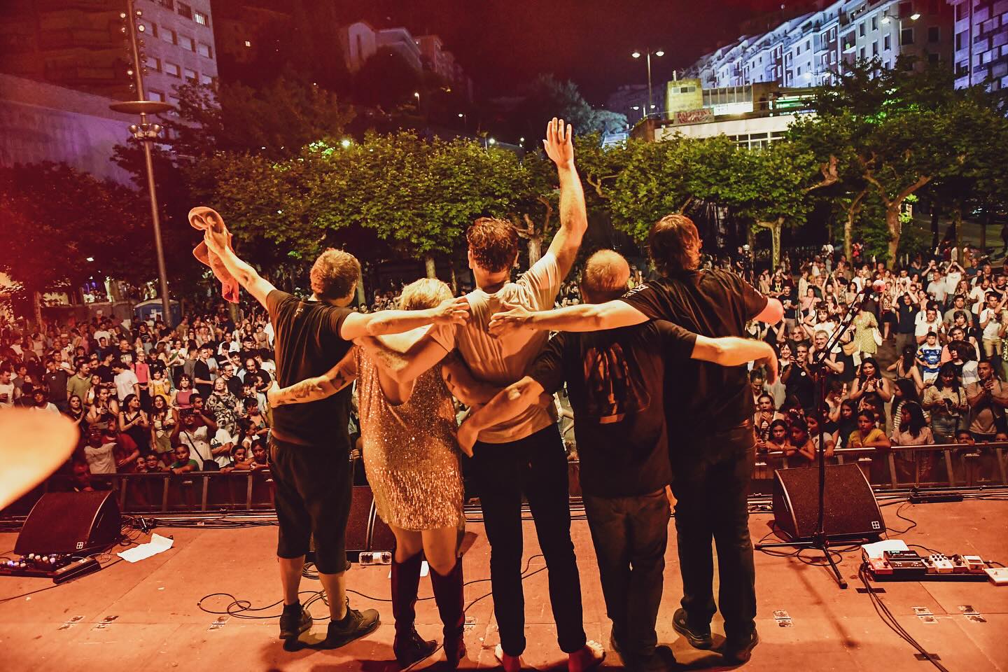 MILA ESKER EIBAR! 🔥❤️🔥
Atzo herrixan bizitakua benetan berezixa izan zan zuei esker. Mila mila esker danori!
Lo que vivimos ayer en nuestro pueblo fue muy especial gracias a vosotrxs. Muchísimas gracias! 
📷 @eideriturriaga