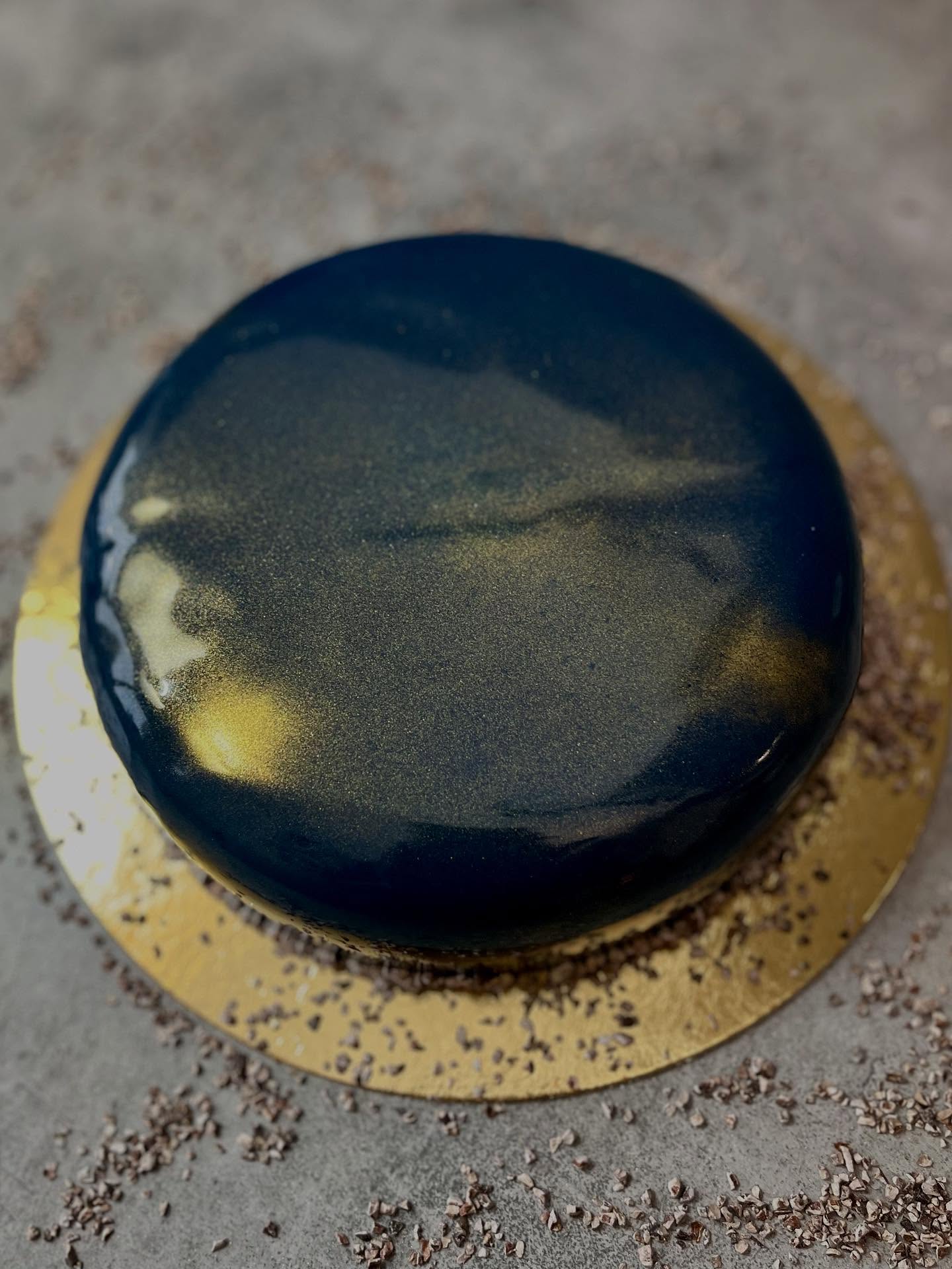 Bonjour à tous,
De retour avec la Team @prendstadosedesucre pour un nouveau challenge avec pour thème « Conquête Spatiale ».
Voici donc mon entremet, qui pourrait être une évocation poétique et sensorielle de la conquête spatiale. Il s’inspire d’un voyage interstellaire, depuis la Terre jusqu’aux confins d’un univers infini et mystérieux.
Il est donc composé :
- d’un biscuit sarrasin / noisettes pour rappeler la terre, cette « fondation » céréalière et nourricière
- d’un crémeux chocolat 70% pour rappeler ce noir profond et énigmatique
- d’une gelée de yuzu pour symboliser l’explosion lumineuse d’une l’étoile
- d’une ganache montée au sésame noir pour rappeler le vide cosmique, subtil et hypnotique
- d’une glaçage galaxie
J ai essayé, à travers cet entremet, de trouver l’équilibre entre « gravité et lévitation », entre amertume et fraîcheur, entre matière et énergie…
Néanmoins le côté obscur de la Force a quand même essayé d’interférer dans cette réalisation. En effet, je devais avoir une gelée de yuzu plus épaisse (quasi 1cm) mais lors de la découpe, elle avait quasi disparu, mais ça reste un vrai « tant mieux » car cette gelée toute fine amène ce Kick tant attendu ! Et puis on le voit sur les deux dernières photos… il s’agit du même gâteau, du même glaçage mais des photos prises à des moments différents, avec une lumière différente…
Que la force soit avec vous
Quel voyage spatiale a fait le reste de la Team ?
@algona78
@bigot_caroline
@bouts.de.choux
@cestmongateauprefere
@jays_pastry
@patisserie_bylisa
#cacaobarry #cacaobarryofficial #yuzu #sarasin #noisette #hazelnuts #ganachemontée #espace #galaxy #galaxies #space #starswars #pâtisserie #patisserie #pastry #pastrylove #patisseriefrancaise #faitmaison #homemade #rueilmalmaison #atelieradomicile