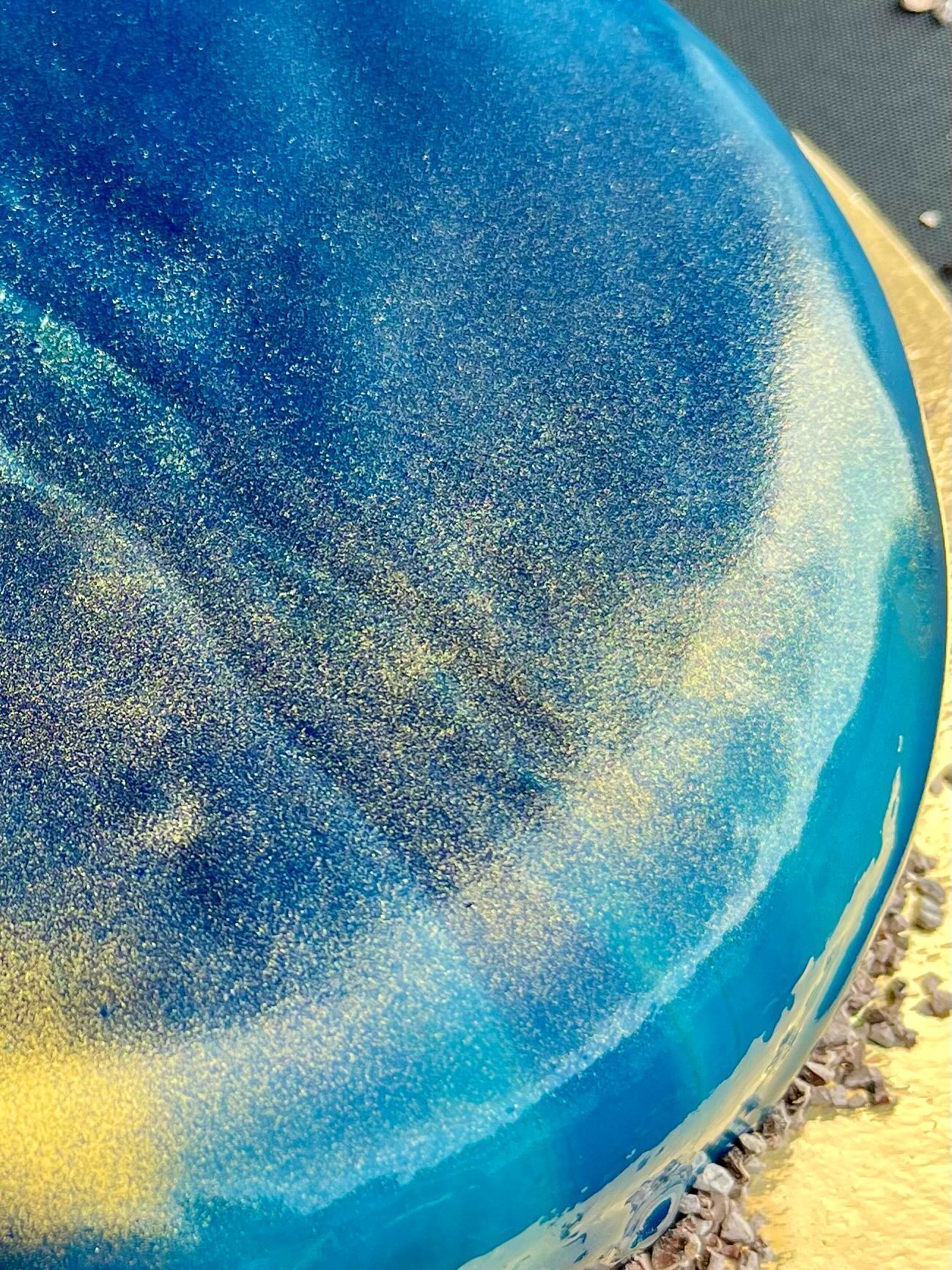 Bonjour à tous,
De retour avec la Team @prendstadosedesucre pour un nouveau challenge avec pour thème « Conquête Spatiale ».
Voici donc mon entremet, qui pourrait être une évocation poétique et sensorielle de la conquête spatiale. Il s’inspire d’un voyage interstellaire, depuis la Terre jusqu’aux confins d’un univers infini et mystérieux.
Il est donc composé :
- d’un biscuit sarrasin / noisettes pour rappeler la terre, cette « fondation » céréalière et nourricière
- d’un crémeux chocolat 70% pour rappeler ce noir profond et énigmatique
- d’une gelée de yuzu pour symboliser l’explosion lumineuse d’une l’étoile
- d’une ganache montée au sésame noir pour rappeler le vide cosmique, subtil et hypnotique
- d’une glaçage galaxie
J ai essayé, à travers cet entremet, de trouver l’équilibre entre « gravité et lévitation », entre amertume et fraîcheur, entre matière et énergie…
Néanmoins le côté obscur de la Force a quand même essayé d’interférer dans cette réalisation. En effet, je devais avoir une gelée de yuzu plus épaisse (quasi 1cm) mais lors de la découpe, elle avait quasi disparu, mais ça reste un vrai « tant mieux » car cette gelée toute fine amène ce Kick tant attendu ! Et puis on le voit sur les deux dernières photos… il s’agit du même gâteau, du même glaçage mais des photos prises à des moments différents, avec une lumière différente…
Que la force soit avec vous
Quel voyage spatiale a fait le reste de la Team ?
@algona78
@bigot_caroline
@bouts.de.choux
@cestmongateauprefere
@jays_pastry
@patisserie_bylisa
#cacaobarry #cacaobarryofficial #yuzu #sarasin #noisette #hazelnuts #ganachemontée #espace #galaxy #galaxies #space #starswars #pâtisserie #patisserie #pastry #pastrylove #patisseriefrancaise #faitmaison #homemade #rueilmalmaison #atelieradomicile