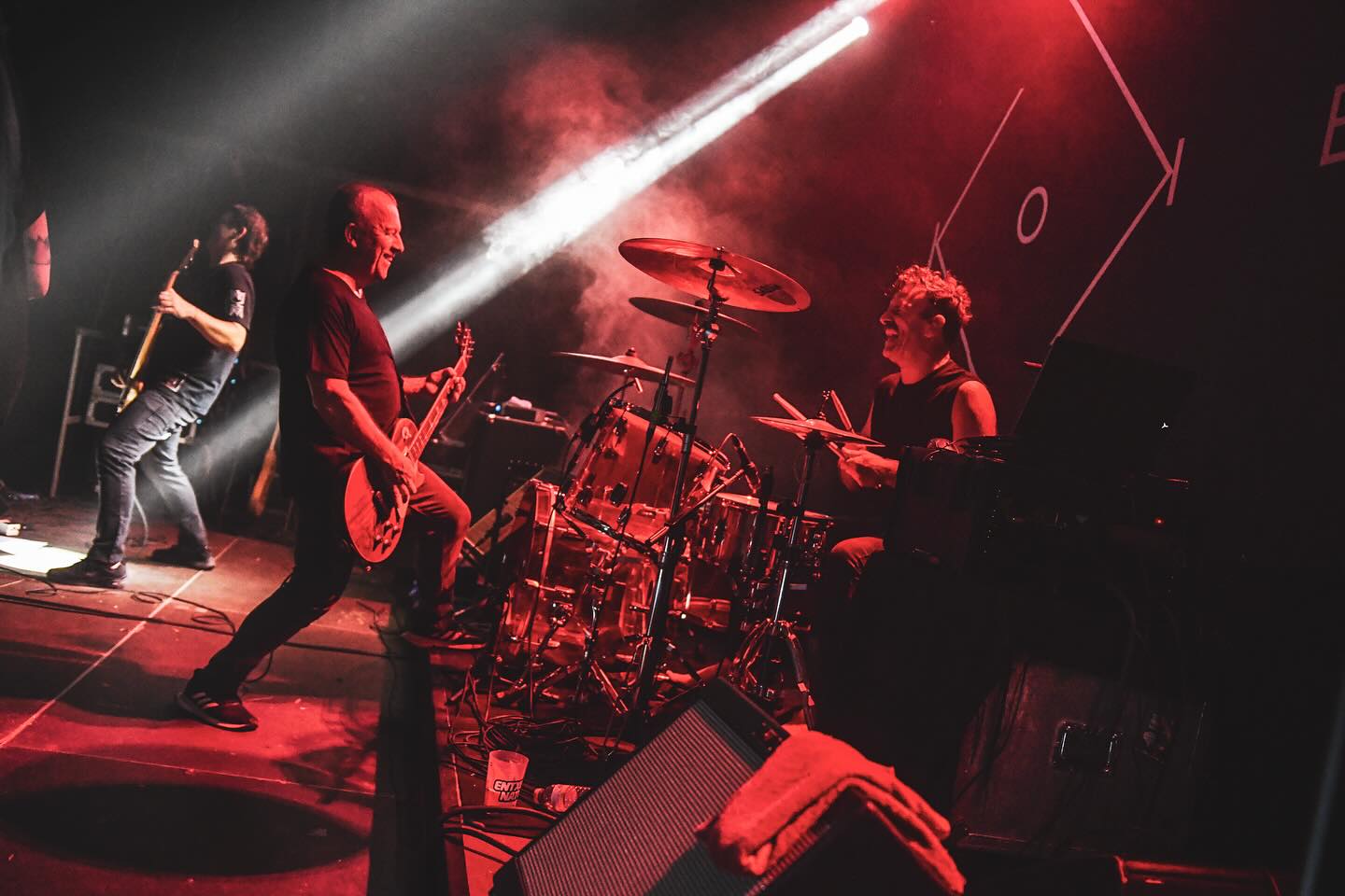 Mila esker GASTEIZ!! 🖤🔥
Atzo gustora baino gustorago aritu ginen @gasteizkotxosnak -en.
Azaroak 8an bueltatuko gara Gasteizera Bidea Da Helmuga bere osotasunean aurkeztera bertan parte duten gonbidatu eta lagun guztiekin. Adi egon!
Ayer estuvimos muy a gusto en @gasteizkotxosnak.
El 8 de Noviembre volveremos de manera especial, ya que presentaremos Bidea Da Helmuga en directo con toda la gente que ha participado y colaborado en el disco. Estad atent@s!
Sarrerak / Entradas @iak_kulturgunea
📷 @eideriturriaga