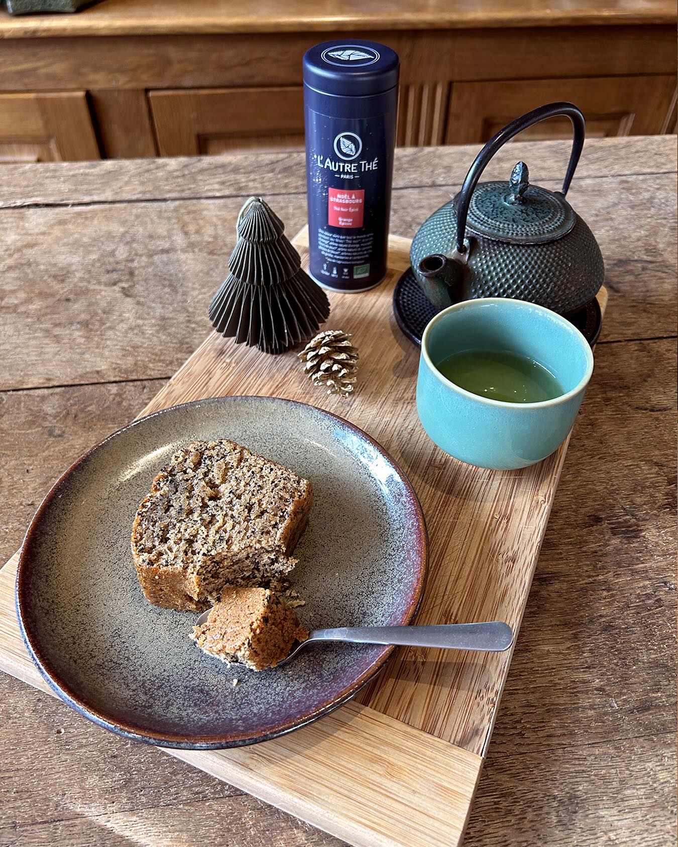 Il est de retour ! Le légendaire pain d’épices au thé “Noël à Strasbourg” concocté par Isabelle au moment des fêtes est de nouveau disponible à la dégustation dans notre salon de thé du XIe. Avec quel thé ou quelle infusion avez-vous envie de l’associer cette année?