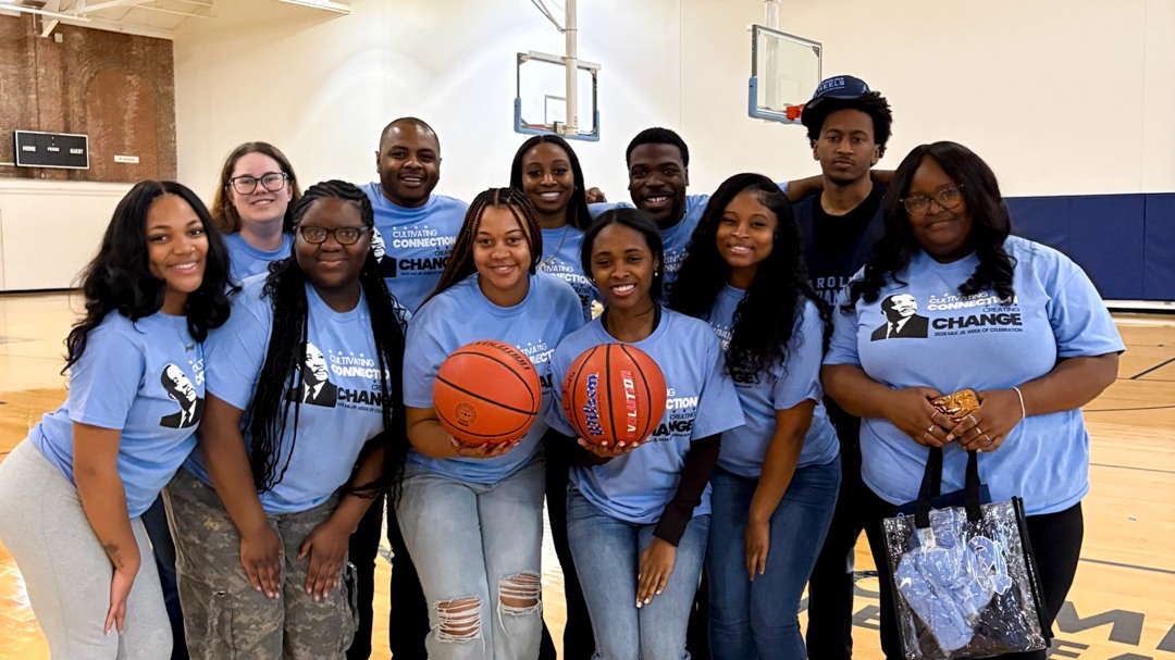 This MLK weekend, Tar Heels banded together to tackle hunger in the local community. Between Sunday's Hoops for Hunger tournament and Monday's food drive, we were able to provide meals to @uncfoodpantry @porchchc @table_nc and more!
Special thank you to our partners @unc_ccps @uwtriangle and @porchchc for helping us make a heelprint in the community!