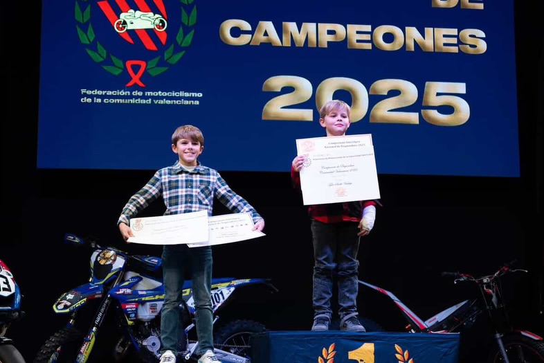 🏍️ Éxito en la Gala de Campeones de la Federación de Motociclismo de la Comunitat Valenciana
El pasado 24 de enero, en Albaida, se celebró la Gala de Campeones donde brillaron con luz propia Julia Smith Versluys y Tyler Smith Versluys.
🔹 Julia Smith Versluys (10 años)
Campeona Autonómica de Motocross Femenino 65cc,
Campeona Autonómica de PequeEnduro de la Comunitat Valenciana,
y Campeona Nacional del Interopen de PequeEnduro 2025. 💪🏆
🔹 Tyler Smith Versluys (9 años)
Campeón Autonómico de PequeEnduro 2025
y Campeón Nacional del Interopen de PequeEnduro. 🔥🏆
Un orgullo ver el talento y el futuro del motociclismo en manos de deportistas tan jóvenes. ¡Enhorabuena! 👏
—
🏍️ Èxit a la Gala de Campions de la Federación de Motociclismo de la Comunidad Valenciana
El passat 24 de gener, a Albaida, es va celebrar la Gala de Campions on van brillar amb llum pròpia Julia Smith Versluys i Tyler Smith Versluys.
🔹 Julia Smith Versluys (10 anys)
Campiona Autonòmica de Motocross Femení 65cc,
Campiona Autonòmica de PequeEnduro de la Comunitat Valenciana,
i Campiona Nacional de l’Interopen de PequeEnduro 2025. 💪🏆
🔹 Tyler Smith Versluys (9 anys)
Campió Autonòmic de PequeEnduro 2025
i Campió Nacional de l’Interopen de PequeEnduro. 🔥🏆
Orgull immens de veure créixer el motociclisme base amb referents tan joves i talentosos. Enhorabona als dos! 👏