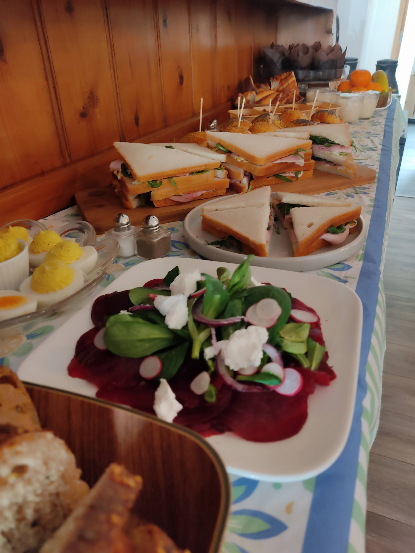 🍽️☕ Le brunch du samedi au Polisson Gourmand
(et oui, celui qui fait traîner à table…)
Tous les samedis, on vous accueille pour un brunch fait maison, préparé avec amour et de bons produits du marché, sous forme de buffet généreux à partager (ou pas 😋).
Au menu, selon l’inspiration et la saison :
🥪 wraps, club sandwich
🍳 œufs, tarte salée
🍓 fruits frais
☕ café & 🧃 jus d’orange
… et toujours quelques surprises qui changent au fil des semaines.
👉 25 € par adulte
👉 Tarif adapté pour les enfants, parce que les petits gourmands comptent aussi (12,50€ de 6 à 11 ans, 6€ de 3 à 5 ans)
👉 Boissons spéciales type latte macchiato en supplément
🌱 Produits locaux
🍴 Fait maison
🍂 Menu qui évolue selon les envies et les saisons
📍 Tous les samedis de 11h30 à 13h30
⚠️ Uniquement sur réservation via notre site internet
Un moment pour prendre le temps, bien manger, papoter…
et repartir le ventre (et le cœur) bien remplis 💛
#brunchdusamedi #bruncharmentieres #sucresale #salondethéarmentières #kidsfriendly