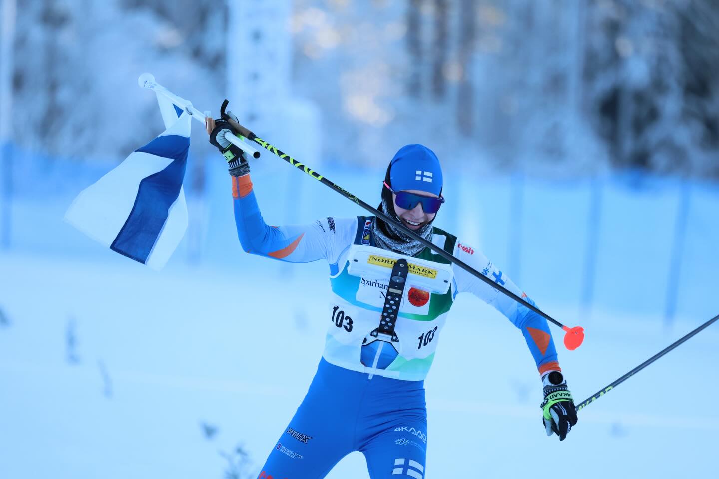 Niklas maailmancupin voittoon vaativalla keskimatkalla. 🎉💪🏼Yhteislähtönä ja hajontalenkein käydyssä kilpailussa tarkasti suunnistaminen palkittiin, sillä urasto oli teknisesti haastavaa. Aapo piti pitkään kärkipaikkaa hallussaan, mutta sortui loppupuolella virheeseen. Hyvä vire kantoi kuitenkin 3. sijaan virheestä huolimatta.
Amanda oli vahvasti mukana taistelussa sijoituksesta kolmen joukkoon, mutta lopullinen sija oli neljäs +16 sekuntia kolmossijasta. Lotte suunnisti hienosti sijalle 7. 👏🏼
📸: Timo Mikkola