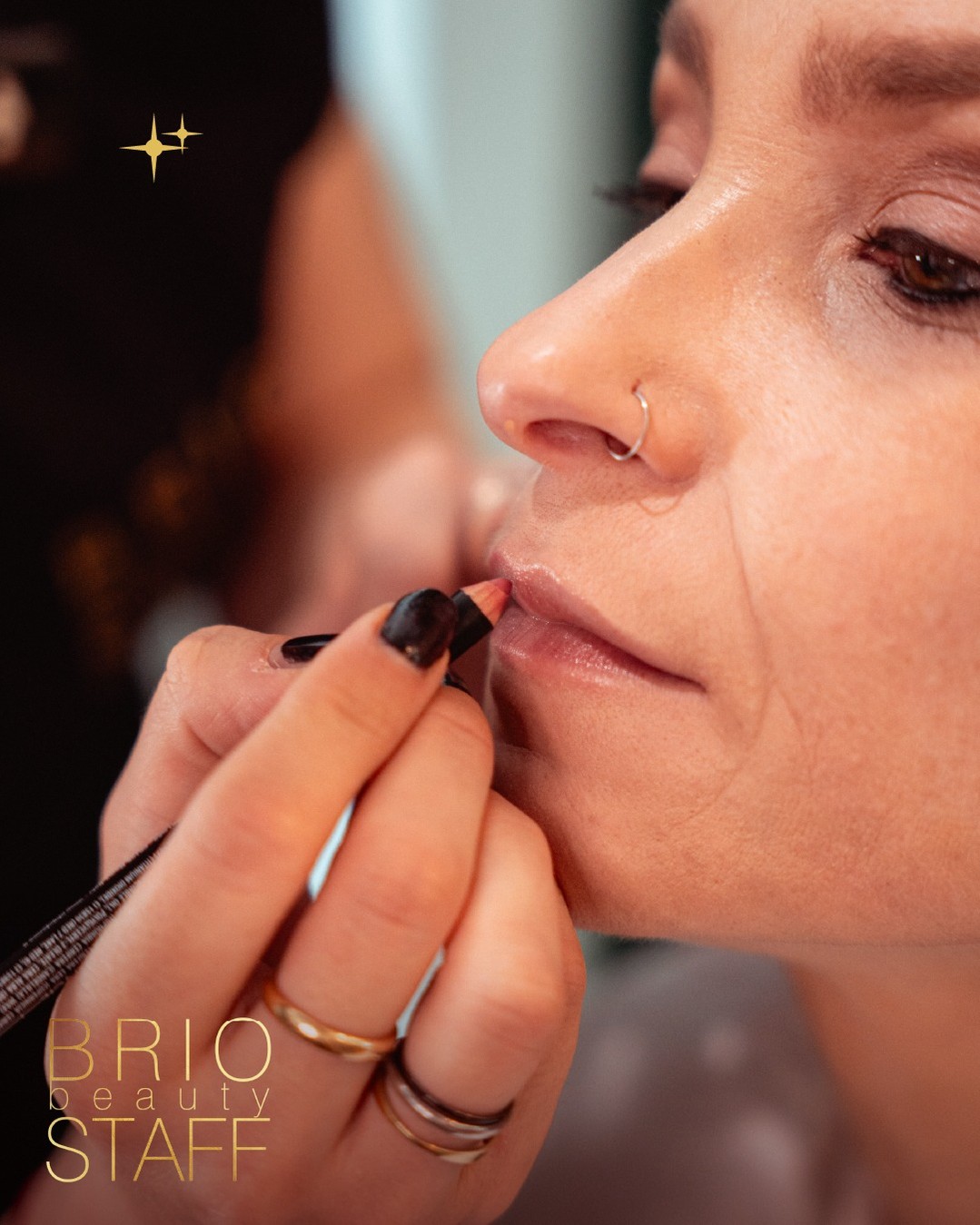 Ogni volto è diverso, ogni make-up dovrebbe esserlo.
Da BrioStaff ti accompagniamo in una consulenza personalizzata, studiata sui tuoi lineamenti, sui tuoi colori e sulle tue abitudini quotidiane.
Impari a truccarti in modo semplice, efficace e adatto a te, con prodotti e tecniche che puoi davvero utilizzare ogni giorno!
👉Vieni a trovarci o contattaci:
📍 Viale Italia, 3 – Mantova
📞 0376 381946
✨ Scrivici per info o per prenotare la tua prossima lezione!