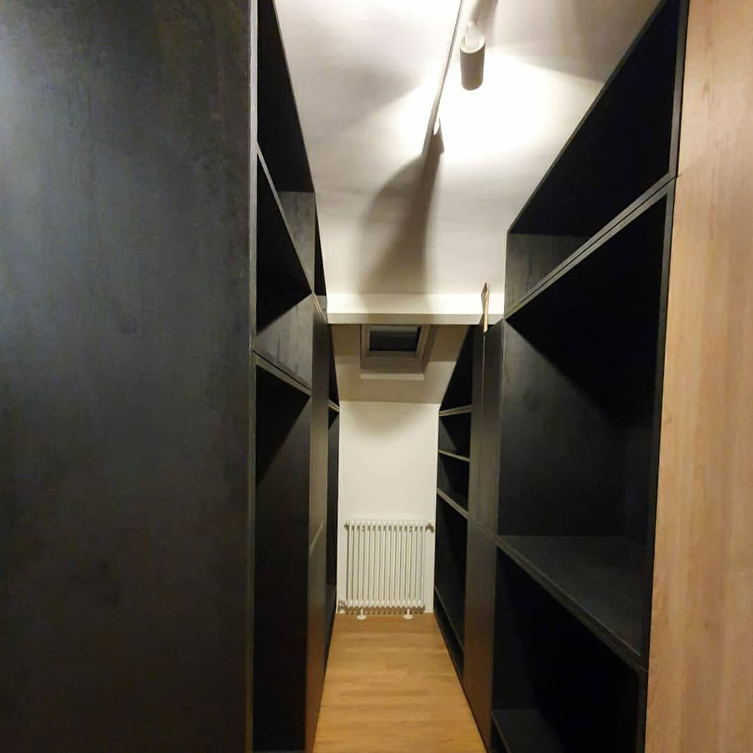 Dressing sur mesure sous pente
Ajustements sur place
Travail en cours, manquent quelques détails
#surmesure #menuiserie #menuiseriesurmesure #dressing #architecturedinterieur #travaildubois #woodworking