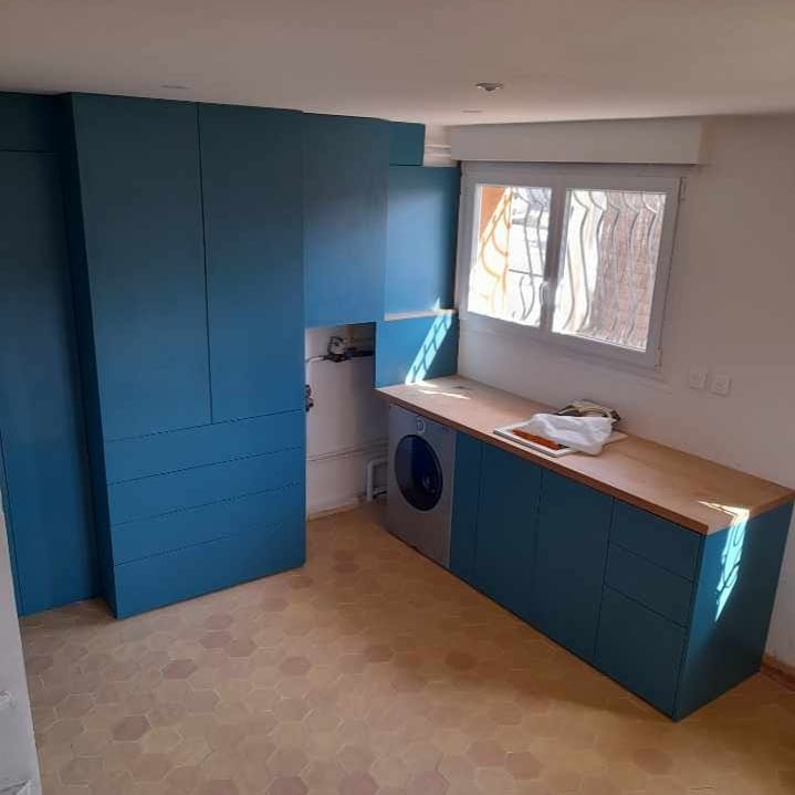 Dressing rangements et plan de travail en mélaminé bleu-vert Egger
#agencement #menuiserie #menuisier #surmesure #faitmain #artisanat #artisanatfrancais #travaildubois #woodworking