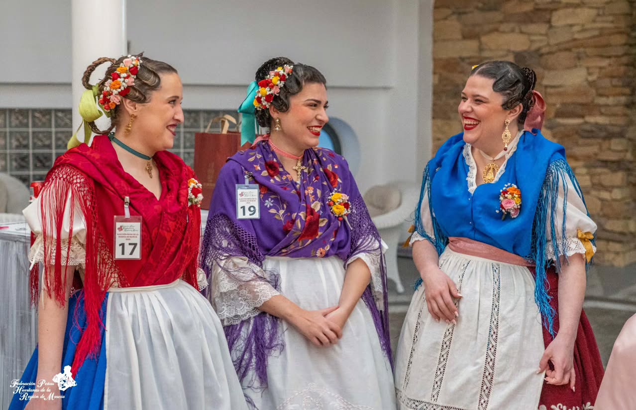 📍 Primer día de convivencia de las candidatas a Reina de la Huerta 2026 en Valencia 👑🌸
Durante la jornada del viernes, las 23 candidatas, junto a la vicepresidenta de la FPH, Fuensanta Martínez, miembros de la Junta Directiva y Vocalías, el concejal de Turismo del Ayuntamiento de Murcia, Jesús Pacheco Méndez, la Reina de la Huerta 2025, Alba Franco Sánchez, y sus damas de honor Andrea Aragón Ayala y María de las Mercedes de la Rocha Ferrero, recibieron en el Hotel Olympia Valencia la visita institucional del alcalde de Alboraya, Miguel Chavarría Díaz, acompañado por la concejal de Cultura Festiva, Susana Cazorla Marti.
La visita sirvió como acto de recibimiento a nuestra delegación, en el que se compartió un agradable encuentro entre ambas instituciones, se compartieron unas palabras de bienvenida y se realizó un intercambio de obsequios como recuerdo. Durante la recepción, las candidatas tuvieron la oportunidad de mostrar de cerca la riqueza de nuestra indumentaria tradicional huertana, despertando gran interés entre los representantes del municipio. ✨️
Además, durante este primer día tuvo lugar la primera entrevista de las candidatas con el jurado calificador, dando comienzo oficialmente a esta intensa y emotiva experiencia. ❤️🍋