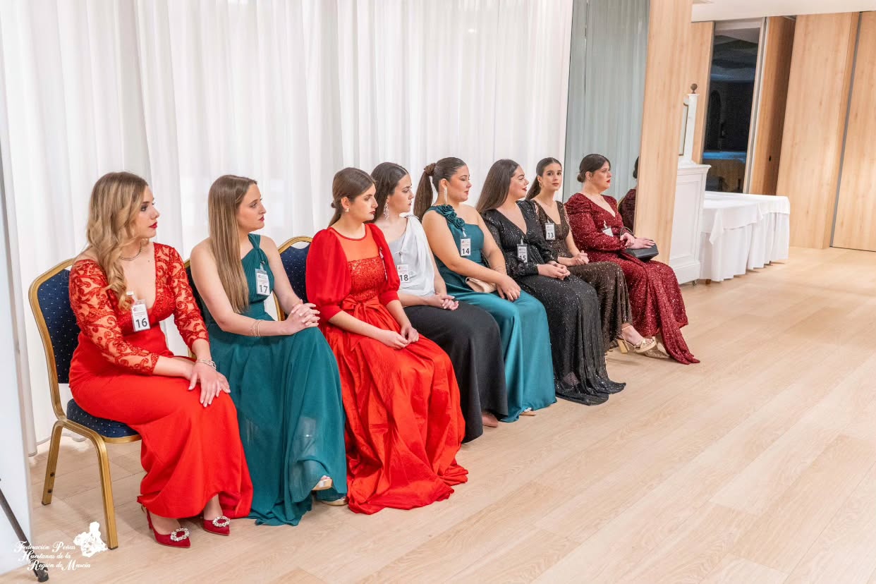 📍 Segundo día de convivencia de las candidatas a Reina de la Huerta 2026 👑🌸
Al llegar la noche, las candidatas cambiaron la indumentaria del día por sus elegantes trajes de gala para afrontar la segunda valoración del jurado calificador. 💫
Antes de continuar con la jornada, se hizo entrega de un detalle a Manuel Camarasa Navalón, presidente de la Federación de Peñas Huertanas, quien nos acompañó durante todo el fin de semana. 🙌🏻
Tras este momento, las candidatas pudieron disfrutar de una experiencia muy especial: una mascletà nocturna “Previa Fallera”, a la que fueron invitadas por la Junta Central Fallera. 🧨
El sonido y la emoción de la pólvora marcaron un momento inolvidable para todas ellas, viviendo de cerca el ambiente que anuncia el inicio de las Fallas de Valencia y poniendo un broche espectacular a la jornada. 🎆✨