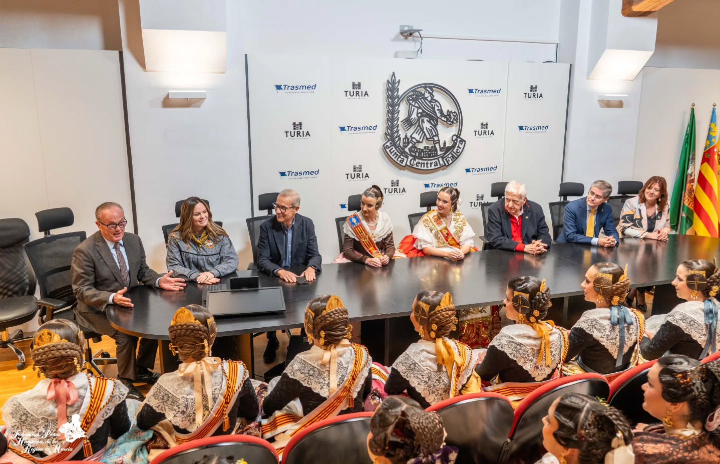 📍 Segundo día de convivencia de las candidatas a Reina de la Huerta 2026 en Valencia 👑🌸
Durante el día también visitamos la sede de la Junta Central Fallera, donde fuimos recibidos por su presidente y concejal delegado de Fallas del Ayuntamiento de Valencia, Santiago Ballester Casabuena, junto a la vicepresidenta primera Beatriz Ramos Lluna y distintos miembros de la entidad. ✨️
En este encuentro también tuvimos el honor de compartir un momento con la Fallera Mayor de Valencia 2026, Carmen Prades Gil, y su Corte de Honor, en un encuentro muy especial donde pudimos compartir momentos de hermandad y acercar aún más nuestras tradiciones. 🙌🏻
Un bonito intercambio cultural en el que nuestras candidatas pudieron conocer más de cerca el mundo fallero. 🧨💫