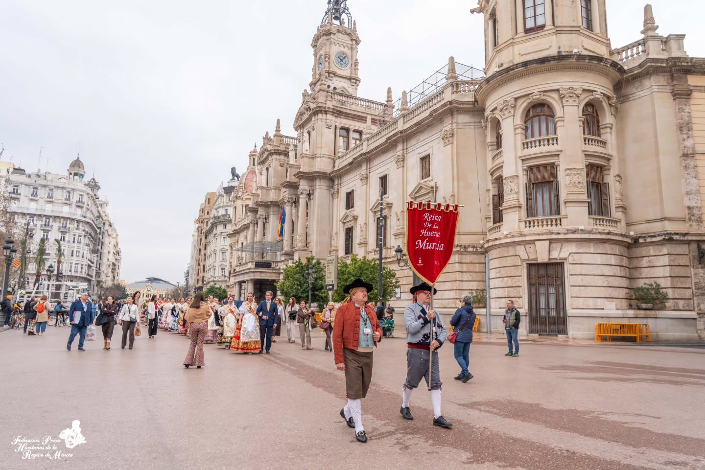 📍 Segundo día de convivencia de las candidatas a Reina de la Huerta 2026 en Valencia 👑🌸
La jornada comenzó recorriendo algunos de los lugares más emblemáticos de la ciudad. Nuestras 23 candidatas iniciaron el día caminando por el corazón de Valencia, disfrutando del ambiente y de su riqueza cultural.
Durante la mañana pasearon por espacios tan representativos como la Plaza del Ayuntamiento de Valencia, la Plaza de la Virgen, y continuaron su recorrido hasta las magnificas Torres de Serranos.
Un paseo lleno de descubrimiento, disfrutando juntas de cada rincón de la ciudad dentro de esta convivencia tan especial. ✨❤️🍋