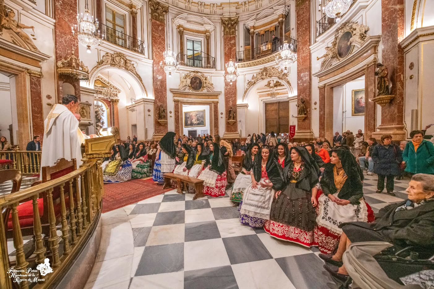 📍 Segundo día de convivencia de las candidatas a Reina de la Huerta 2026 en Valencia 👑🌸
La mañana comenzó con la visita al Museo Mariano de la Virgen de los Desamparados (MUMA), donde fuimos recibidos por la presidenta de la Corte de Honor de la Virgen y Camarera de la Virgen, María Dolores Alfonso Gallent. Durante el recorrido, pudimos conocer en profundidad este espacio gracias a una magnífica explicación y guía, acompañados también por Pedro José Arrúe de Mora. 💫
Posteriormente nos trasladamos a la Real Basílica de Nuestra Señora de los Desamparados, donde realizamos una ofrenda floral a la patrona de Valencia, la Virgen de los Desamparados. Allí fuimos recibidos por el rector de la basílica, Juan Melchor Seguí Sarrió. ✨️
La ofrenda fue realizada por la Reina de la Huerta 2025, Alba Franco Sánchez, junto al concejal de Turismo del Ayuntamiento de Murcia, Jesús Pacheco Méndez, y la vicepresidenta de la Federación, Fuensanta Martínez, en un emotivo acto cargado de tradición y devoción. 💐✨❤️