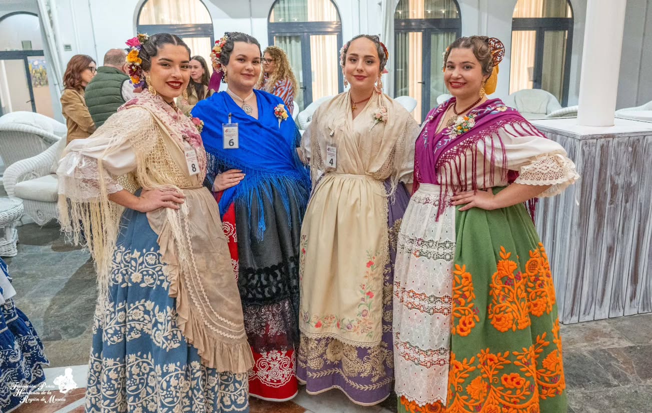 📍 Primer día de convivencia de las candidatas a Reina de la Huerta 2026 en Valencia 👑🌸
Durante la jornada del viernes, las 23 candidatas, junto a la vicepresidenta de la FPH, Fuensanta Martínez, miembros de la Junta Directiva y Vocalías, el concejal de Turismo del Ayuntamiento de Murcia, Jesús Pacheco Méndez, la Reina de la Huerta 2025, Alba Franco Sánchez, y sus damas de honor Andrea Aragón Ayala y María de las Mercedes de la Rocha Ferrero, recibieron en el Hotel Olympia Valencia la visita institucional del alcalde de Alboraya, Miguel Chavarría Díaz, acompañado por la concejal de Cultura Festiva, Susana Cazorla Marti.
La visita sirvió como acto de recibimiento a nuestra delegación, en el que se compartió un agradable encuentro entre ambas instituciones, se compartieron unas palabras de bienvenida y se realizó un intercambio de obsequios como recuerdo. Durante la recepción, las candidatas tuvieron la oportunidad de mostrar de cerca la riqueza de nuestra indumentaria tradicional huertana, despertando gran interés entre los representantes del municipio. ✨️
Además, durante este primer día tuvo lugar la primera entrevista de las candidatas con el jurado calificador, dando comienzo oficialmente a esta intensa y emotiva experiencia. ❤️🍋