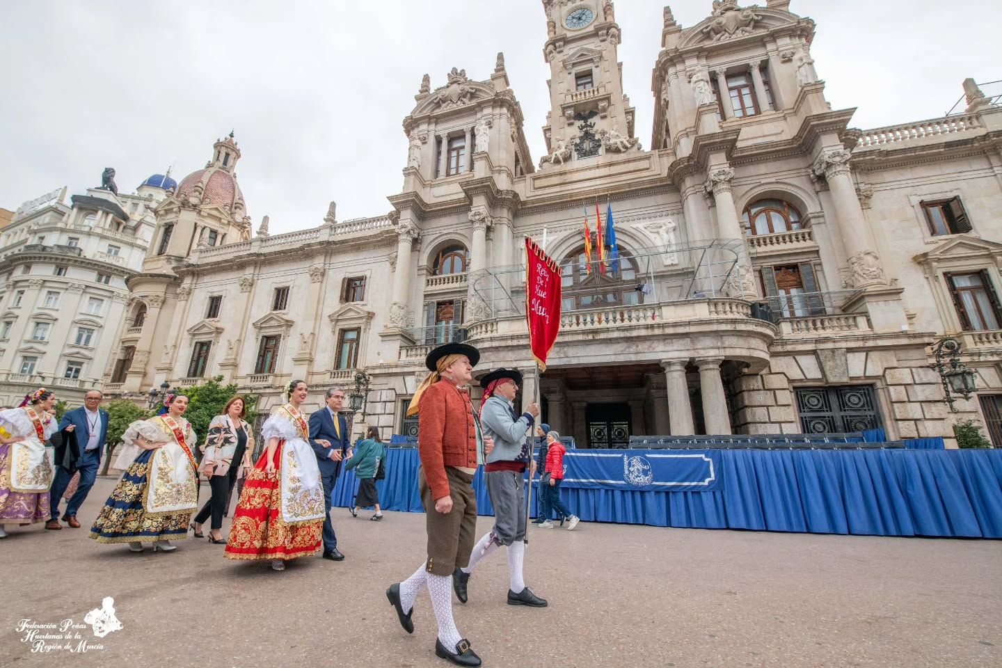 📍 Segundo día de convivencia de las candidatas a Reina de la Huerta 2026 en Valencia 👑🌸
La jornada comenzó recorriendo algunos de los lugares más emblemáticos de la ciudad. Nuestras 23 candidatas iniciaron el día caminando por el corazón de Valencia, disfrutando del ambiente y de su riqueza cultural.
Durante la mañana pasearon por espacios tan representativos como la Plaza del Ayuntamiento de Valencia, la Plaza de la Virgen, y continuaron su recorrido hasta las magnificas Torres de Serranos.
Un paseo lleno de descubrimiento, disfrutando juntas de cada rincón de la ciudad dentro de esta convivencia tan especial. ✨❤️🍋
