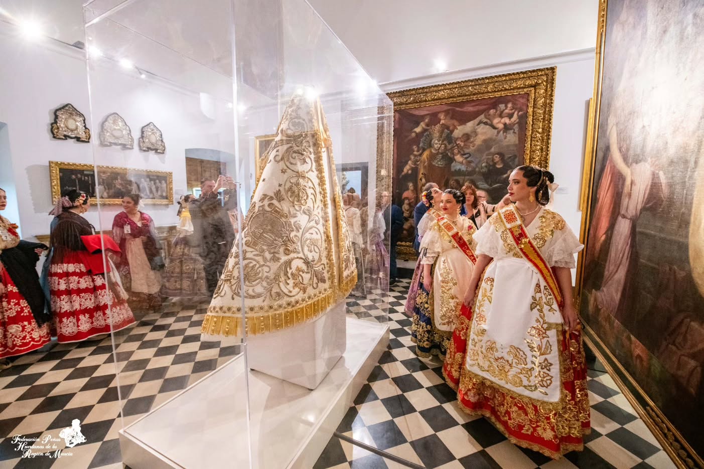 📍 Segundo día de convivencia de las candidatas a Reina de la Huerta 2026 en Valencia 👑🌸
La mañana comenzó con la visita al Museo Mariano de la Virgen de los Desamparados (MUMA), donde fuimos recibidos por la presidenta de la Corte de Honor de la Virgen y Camarera de la Virgen, María Dolores Alfonso Gallent. Durante el recorrido, pudimos conocer en profundidad este espacio gracias a una magnífica explicación y guía, acompañados también por Pedro José Arrúe de Mora. 💫
Posteriormente nos trasladamos a la Real Basílica de Nuestra Señora de los Desamparados, donde realizamos una ofrenda floral a la patrona de Valencia, la Virgen de los Desamparados. Allí fuimos recibidos por el rector de la basílica, Juan Melchor Seguí Sarrió. ✨️
La ofrenda fue realizada por la Reina de la Huerta 2025, Alba Franco Sánchez, junto al concejal de Turismo del Ayuntamiento de Murcia, Jesús Pacheco Méndez, y la vicepresidenta de la Federación, Fuensanta Martínez, en un emotivo acto cargado de tradición y devoción. 💐✨❤️