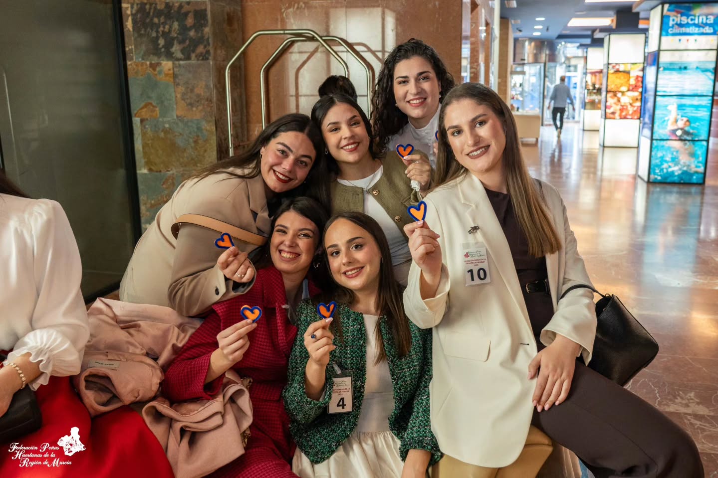 📍 Tercer y último día de convivencia de las candidatas a Reina de la Huerta 2026 en Valencia 👑🌸
La jornada comenzó con una visita al Museo Fallero de Valencia, donde fuimos recibidos por Pilar Rubio. En esta visita estuvieron acompañando el presidente de la Federación de Peñas Huertanas, Juan García Serrano, Juan José Gallego Zaragoza, miembros de la Junta Directiva y Vocalías de la FPH, la Reina de la Huerta 2025 Alba Franco Sánchez y sus damas de honor, así como Manuel Camarasa Navalón. 💫
Durante el recorrido pudieron conocer las colecciones permanentes de ninots indultados, tanto grandes como infantiles, además de los carteles anunciadores de las Fallas, retratos de las Falleras Mayores de Valencia y diferentes recompensas e insignias de las comisiones falleras. 🧨
La convivencia continuó con un paseo por los alrededores de la Ciudad de las Artes y las Ciencias. Por la tarde, tuvo lugar la última valoración del jurado, en esta ocasión con las candidatas vestidas de calle. 🖊
Tras finalizar todas las pruebas, el grupo regresó a Murcia, con llegada al Hotel Nelva, donde se procedió al cierre de sobres y su entrega al notario. 🙌🏻
La Reina de la Huerta 2026 y su Corte de Honor ya están elegidas, pero todavía tendremos que esperar para conocer sus nombres en la Gala de Elección del próximo 14 de marzo. La cuenta atrás ya ha comenzado… ✨🍋👑
