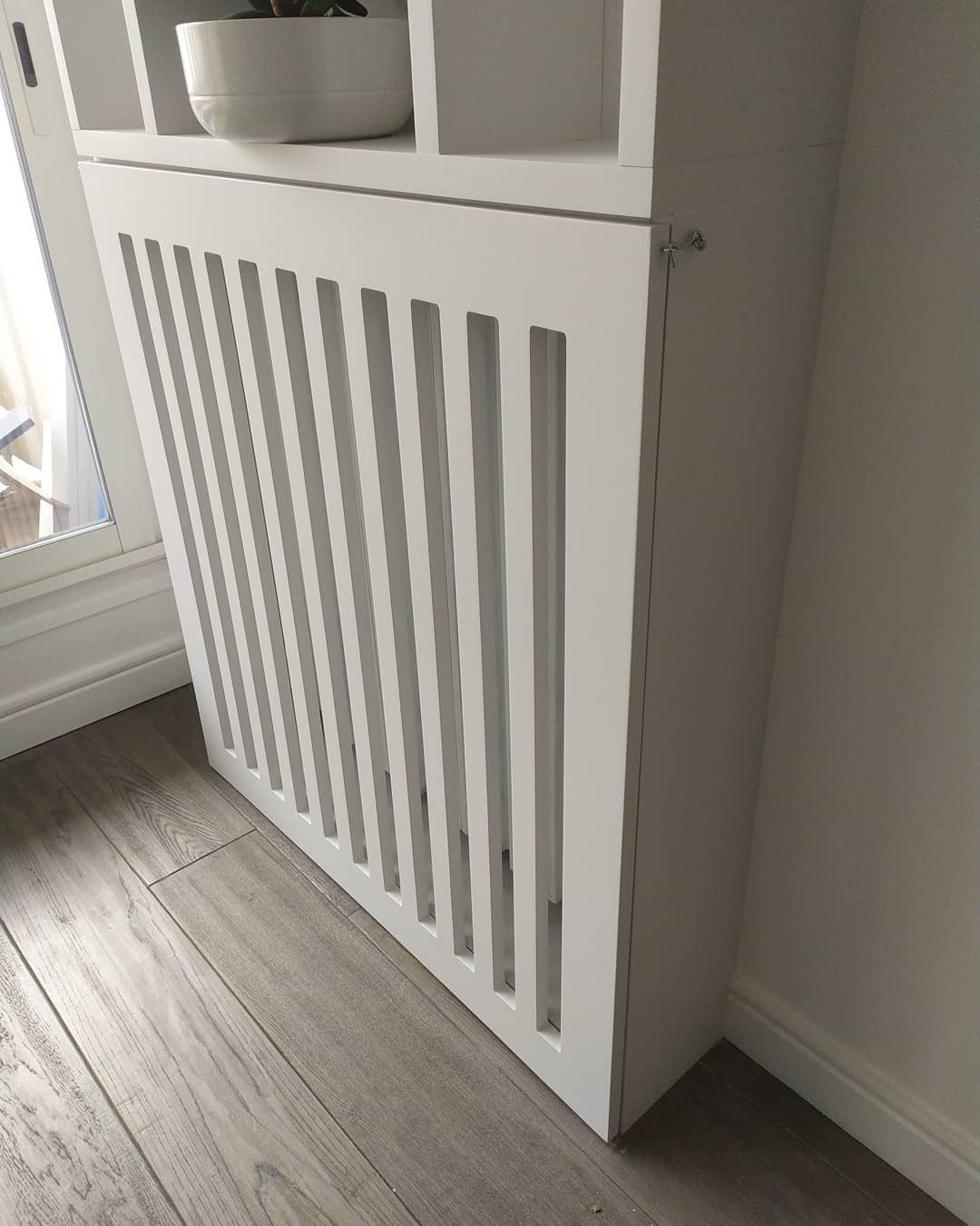 Bibliothèque sur mesure en MDF peint en acrylique-laque.
Claustra cache-radiateur en partie basse.
Fait partie d'un projet d'aménagement complet d'un appartement, plus de photos à suivre dans les prochaines semaines.
En collaboration avec @mycelium_agencement
#ebenisterie #bibliotheque #menuiserie #agencement #ebeniste #menuisier #agencementsurmesure #meublesurmesure #surmesure #artisan #artisanat #artisanatfrancais #artisanparis #faitmain #agencementinterieur #travaildubois #meuble #mobilier #bois #woodworking #handmade