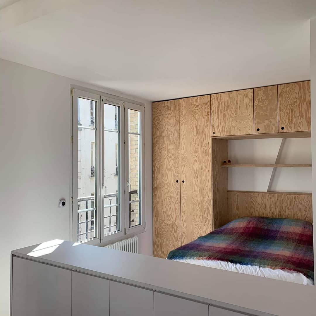Placards sur mesure, étagères et tête de lit en contreplaqué Pin.
Meuble pour salle de bain en contreplaqué Pin.
Meuble en stratifié blanc de séparation entre chambre et salon. (Une verrière sera installée par la suite au dessus du meuble)
#agencement #agencementsurmesure #menuiserie #menuisier #artisanparis #artisanat #surmesure #travaildubois #mobilier #bois #meuble #ebeniste #ebenisterie