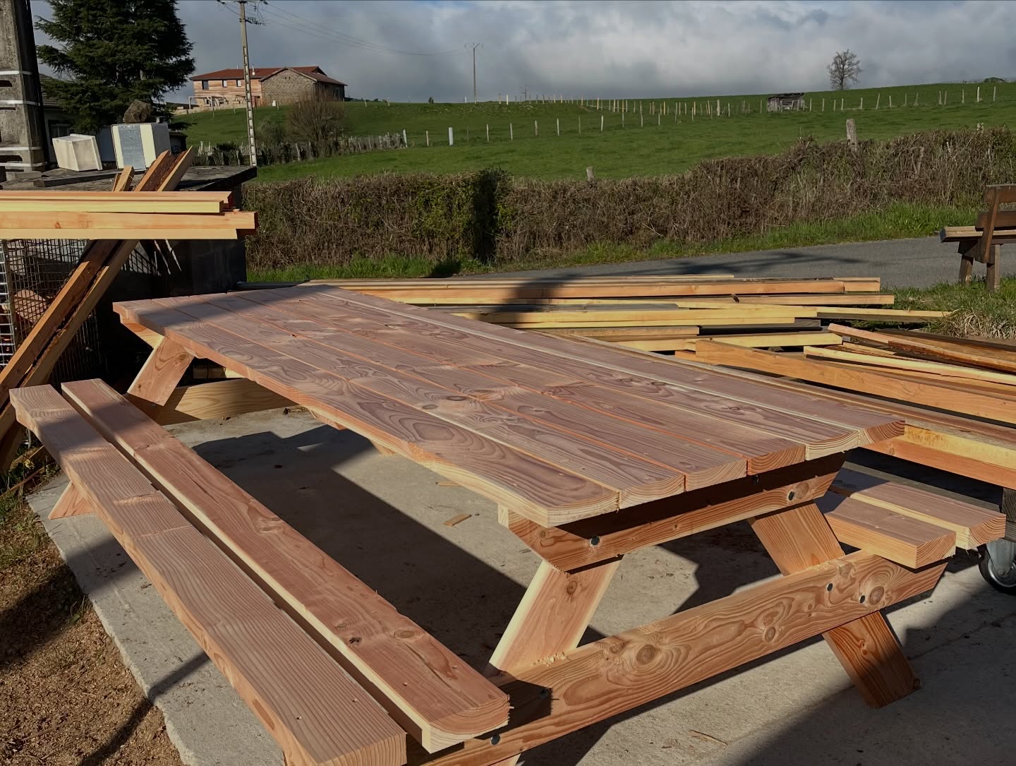 Fabrication d’une série de 6 table de picnic. 2 mètre, 1,8m 2,5m adapté PMR. En gros, fabriqué selon le besoin de chaque client.
Faire ce travail avec des bons outils comme une visseuse Festool et la ponceuse également de chez Festool…c’est que du bonheur!
#mobilierextérieur #scierie #festool #tableexterieure #aveizieux