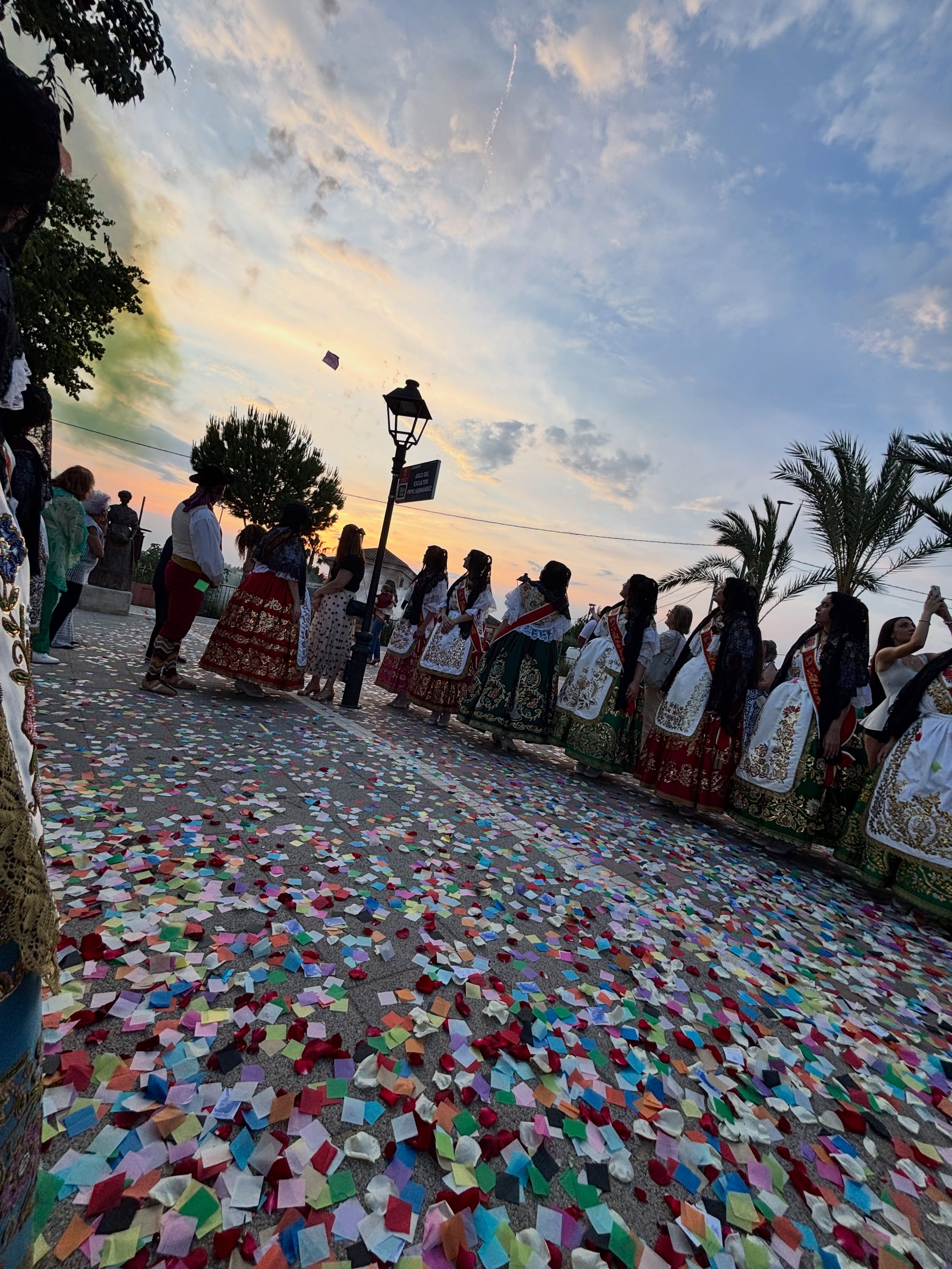 🌾💚 Nuestra Reina de la Huerta, Ángela Muñoz Briones, junto a su Corte de Honor y miembros de la Junta Directiva, participaron el pasado domingo en la tradicional Romería de la Virgen de la Huerta. 🙏✨
La comitiva acompañó a la imagen de la Virgen en su recorrido desde su ermita hasta la iglesia de Los Ramos, viviendo una jornada cargada de fe, tradición, devoción y sentimiento huertano. 🌸🌿
Una celebración que mantiene vivas nuestras raíces y pone en valor el legado cultural y religioso de nuestra huerta murciana. 💐💚
#VirgenDeLaHuerta #Romeria #LosRamos