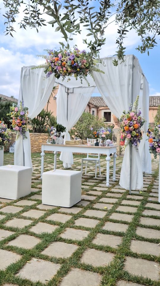 Un prato verde come navata, il cielo come soffitto: celebrate il rito civile autentico che avete sempre sognato. 🌿✨️
.
.
.
.
#siciliaeventiwedding #ragusa #catania #weddingplannersicily