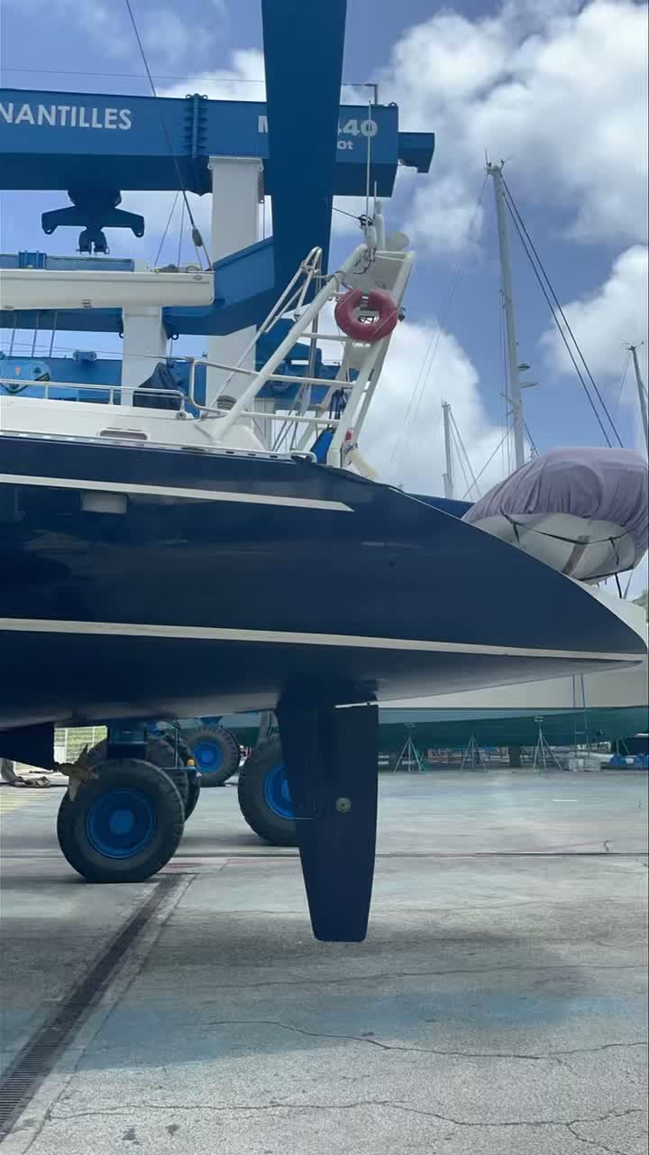 This beautiful 19,15m monohull safely ashore at Carenantilles!🌴⚓️✨
#carenantilles # martinique #caribbeanshipyard #yachting