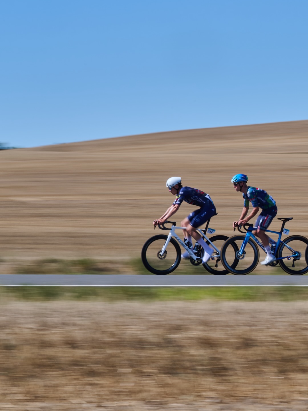 🛡️ Competitive start, with the most competitive rider award! 🙏
One stage deep into the Czech Tour, and Michal already had a super strong start, spending the whole day in the break, grabbing some precious KOM points, and bagging the red race number as the “most competitive” rider for tomorrow.
At the finish line, Nikolaos was our best-placed rider, crossing in 28th place after getting boxed in during the finale.
A very good start, let’s see what lies ahead in our Czech future! 👀
-
Első szakasz a Czech Tour-on, és máris jól bekezdtünk!
Michal az egész napot a szökésben töltötte, ezzel értékes KOM-pontokat és a legaktívabb versenyzőnek járó piros rajtszámot is begyűjtve. A fináléban Nikolaos volt a legjobb riderünk, aki a 28. helyen érkezett célba, miután az utolsó 500 méteren kicsit bezárták a helyezkedés közben.
Ma volt az egyetlen sík befutós nap, holnaptól a hegyeké a főszerep!
📸 @filip.bezdek @czechtour_cycling
#tus_riders #TeamUnitedShipping