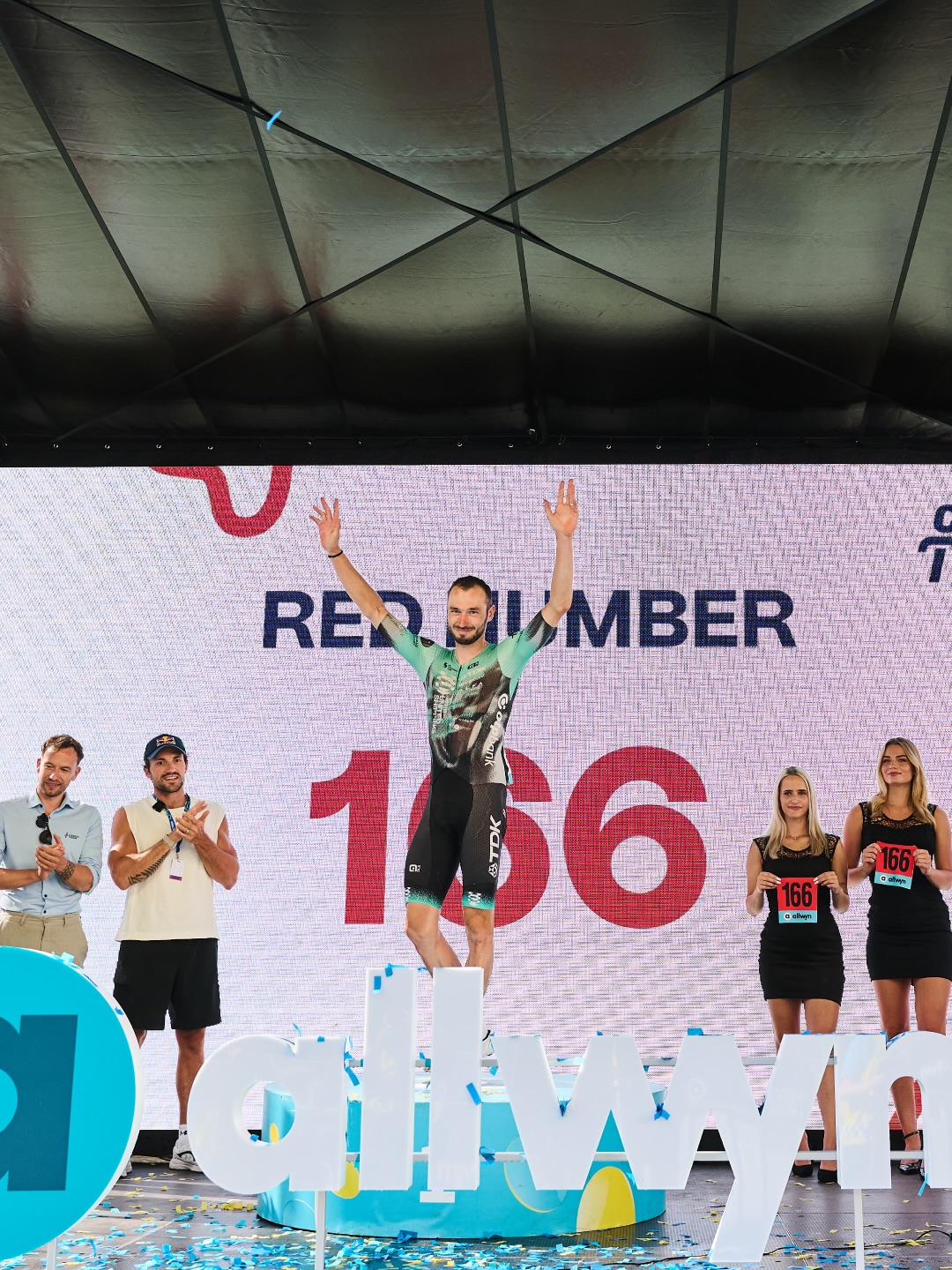 🛡️ Competitive start, with the most competitive rider award! 🙏
One stage deep into the Czech Tour, and Michal already had a super strong start, spending the whole day in the break, grabbing some precious KOM points, and bagging the red race number as the “most competitive” rider for tomorrow.
At the finish line, Nikolaos was our best-placed rider, crossing in 28th place after getting boxed in during the finale.
A very good start, let’s see what lies ahead in our Czech future! 👀
-
Első szakasz a Czech Tour-on, és máris jól bekezdtünk!
Michal az egész napot a szökésben töltötte, ezzel értékes KOM-pontokat és a legaktívabb versenyzőnek járó piros rajtszámot is begyűjtve. A fináléban Nikolaos volt a legjobb riderünk, aki a 28. helyen érkezett célba, miután az utolsó 500 méteren kicsit bezárták a helyezkedés közben.
Ma volt az egyetlen sík befutós nap, holnaptól a hegyeké a főszerep!
📸 @filip.bezdek @czechtour_cycling
#tus_riders #TeamUnitedShipping
