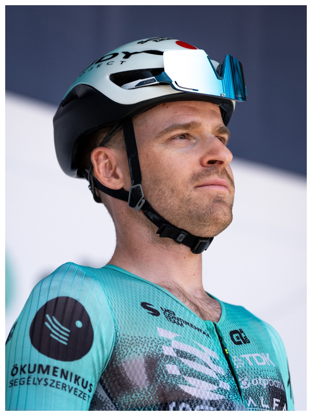 Ups and downs in Czechia! 🏔
The biggest highlight was Michal’s second day in the breakaway, which earned him the KOM jersey at the end of the stage. He is having a great race so far, so let’s hope we will be able to keep the polka dots until Sunday!
On a less fortunate note, our other Czech rider, Tomáš, was involved in a small crash in the final section of day two. He collided with another rider, and although he is mostly okay, he lost some valuable time in the GC.
Another KOM finish tomorrow, let’s see!
-
Jó hír: Megvan a pöttyös trikó Michal jóvoltából! A második szakaszon is egész nap szökésben volt, és megnyerte az első két hegyi hajrát.
Kevésbé jó hír: Tomáš időt veszített, miután belekeveredett egy kisebb bukásba. Semmi sincs még veszve, de innen már egy kicsit nehezebb lesz.
A harmadik napon újra hegyi befutó vár a mezőnyre, a maihoz nagyon hasonló szakasz után!
📸 @filip.bezdek @czechtour_cycling
#tus_riders #TeamUnitedShipping