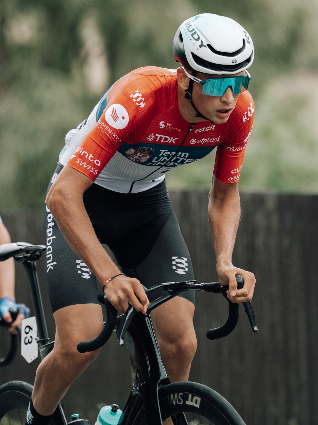 The third stage is almost underway here in West Bohemia, so it’s the perfect time to look back at yesterday’s photos! ⚪️🔴
-
Hamarosan rajtol a harmadik szakasz itt Csehországban, de addig még pont van idő végigpörgetni a tegnapi nap képeit! 🔴⚪️
📸 @marchives.raw
#tus_riders #TeamUnitedShipping