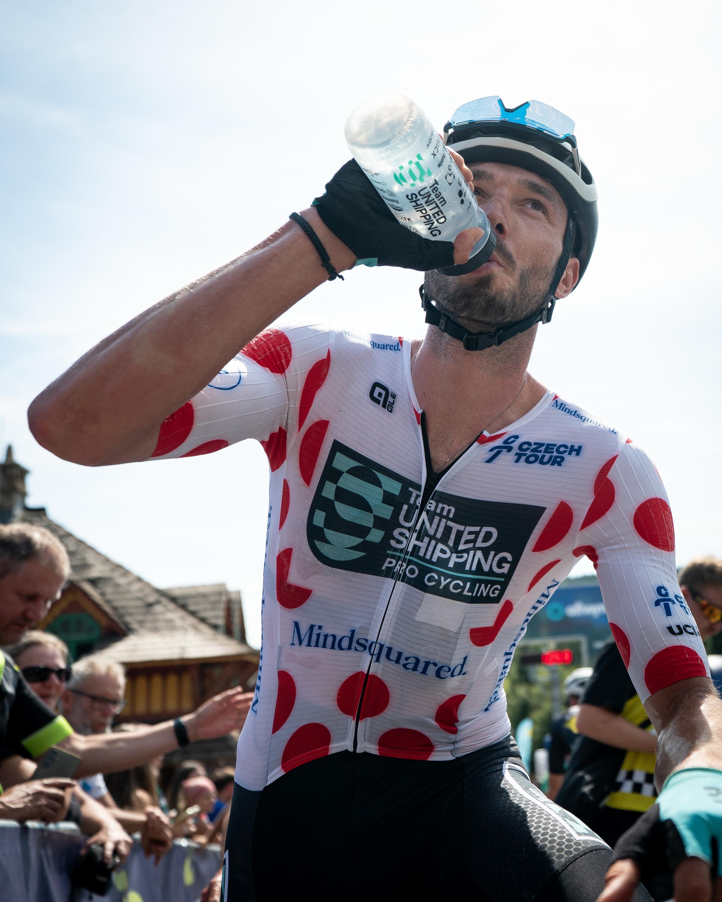 🔴⚪️ HE DID IT! 🔴⚪️
After going into the break for the third time in four days, Michal secured the polka dot with brilliant racing.
This is our second KOM jersey from a 2.Pro UCI race—maybe we should start a collection! 🤔
-
Michal megőrizte a pöttyöst, és ezzel megnyerte a hegyi pontversenyt a Cseh körön! Ma is benne volt a nap szökésében, ezzel a négy szakaszból hármat végig elöl töltött, begyűjtve a pontokat a trikóhoz.
Ez már a második ilyen mezünk idén 2.Pro UCI-versenyen, szépen alakul a gyűjtemény! 🫡
📸 @filip.bezdek
#tus_riders #TeamUnitedShipping