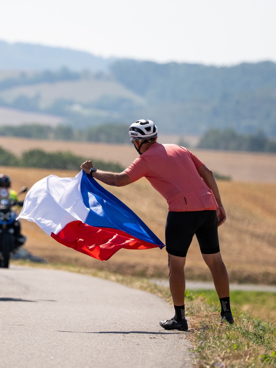 🔵➕🔴⚪️
A turbulent, fast, and hard four days for us in Czechia!
Despite setbacks, the guys never gave up, and together they managed to grab the KOM jersey with Michal as the main character. Everyone is either already in good shape or getting there, which will make our next huge racing block quite promising.
The next mission will be the West Bohemia Tour with our U23 riders 🫡
-
Kemény, de kifizetődő négy nap áll mögöttünk Csehországban – a srácok egy percre sem adták fel! A kemény munka meg is hozta a gyümölcsét: Michal jóvoltából a pöttyös trikóval térünk haza.
A forma jó, vagy éppen rohamosan javul, így rendkívül bizakodóak vagyunk a következő versenyek előtt!
A következő TUS-fejezet: a többnapos Nyugat-bohémiai körverseny, ahol az U23-as sorunk áll rajthoz! 🫡
📸 @filip.bezdek @czechtour_cycling
#tus_riders #TeamUnitedShipping