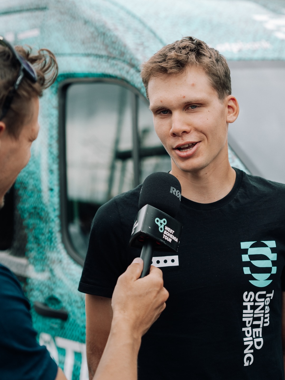 🇨🇿 Prologue ✅
Tomáš was our best-placed rider in today’s short prologue, finishing 11 seconds behind the winner to secure 13th place. Definitely a promising start after last week’s troubles at the Czech Tour.
Tomorrow: 145km with 2,000m of climbing. A successful breakaway, or a bunch sprint? Who knows?! 🤤
-
Jó kezdés a West Bohemián! Tomáš volt a legjobb versenyzőnk a rövid prológon: 11 másodperc hátránnyal a 13. helyen zárt. Úgy tűnik, sikerült kiheverni a Cseh Kör viszontagságait.
Holnap egy dombos szakasz vár ránk, 145 kilométer hosszan, kétezer méter szinttel. Akár szökés, akár sprint lesz a vége, próbálunk elöl lenni! 🫡
📸 @marchives.raw
#tus_riders #TeamUnitedShipping
