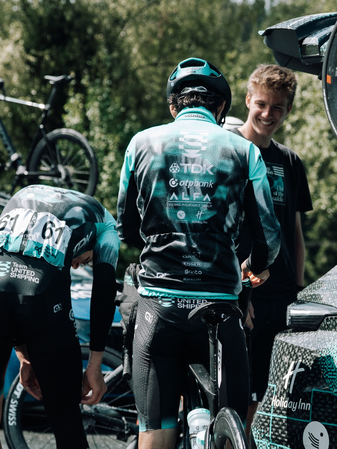 Another rainy day in West Bohemia! 🌧️
Our best-placed rider was Andris today, finishing 15th. The original plan was to lead Márkó out for the sprint, but a small crash ended his attempt early—luckily inside the final 3 kilometers, so he lost no time. Přidal was also caught up in the crash, but thankfully both got up unscratched! Despite all this, we managed to secure the polka dot jersey for the final stage, thanks to Přidal winning an early GPM. Last stage tomorrow—a wide-open GC, and the KOM jersey on our shoulders!
-
Ma Andris volt a leggyorsabb a TUS-srácok közül az esős Csehországban. Eredetileg Márkót szerettük volna ismét a sprintre hozni, de egy kisebb bukás – amibe ő is belekeveredett – sajnos felülírta a tervet. Ugyanitt Přidal is földre került, de mivel az eset az utolsó három kilométeren belül történt, szerencsére senki sem veszített időt.
Az egyik mai hegyi hajrá megnyerésével továbbra is nálunk van a pöttyös trikó, de holnap nagyon szoros küzdelem várható érte! ⚪️🔴
📸 @marchives.raw
#tus_riders #TeamUnitedShipping