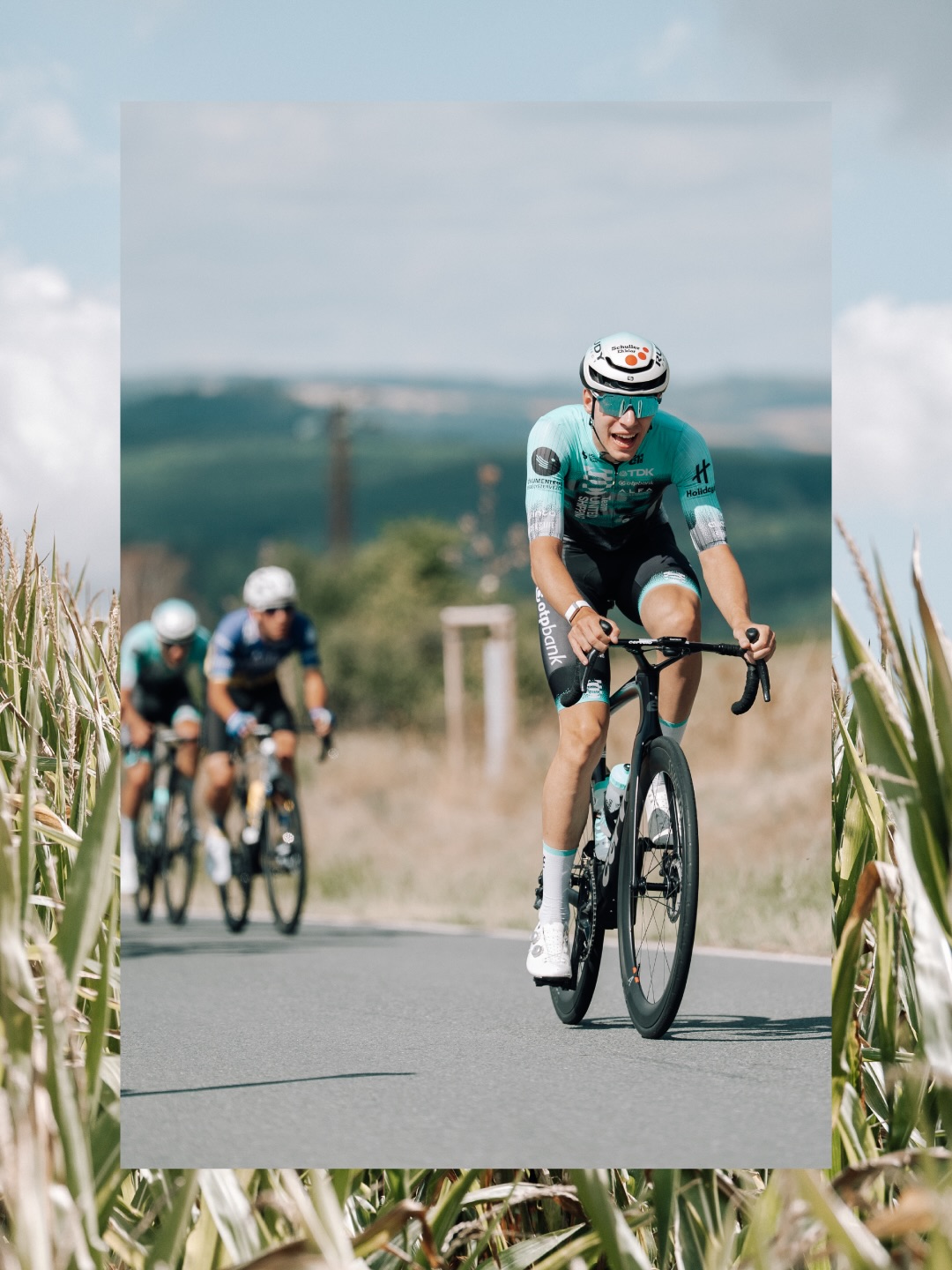 This team! 🥹
Another race in the Czech Republic, another polka dot jersey.
Congrats Tomáš, congrats team—it was epic! 🫡
Here’s the gallery from the final day.
-
Ez a csapat! 🥹
Újabb cseh körverseny, újabb pöttyös trikó!
Szép munka Tomáš, szép munka srácok!
Képek az utolsó napról 🤲
📸 @marchives.raw
#tus_riders #TeamUnitedShipping