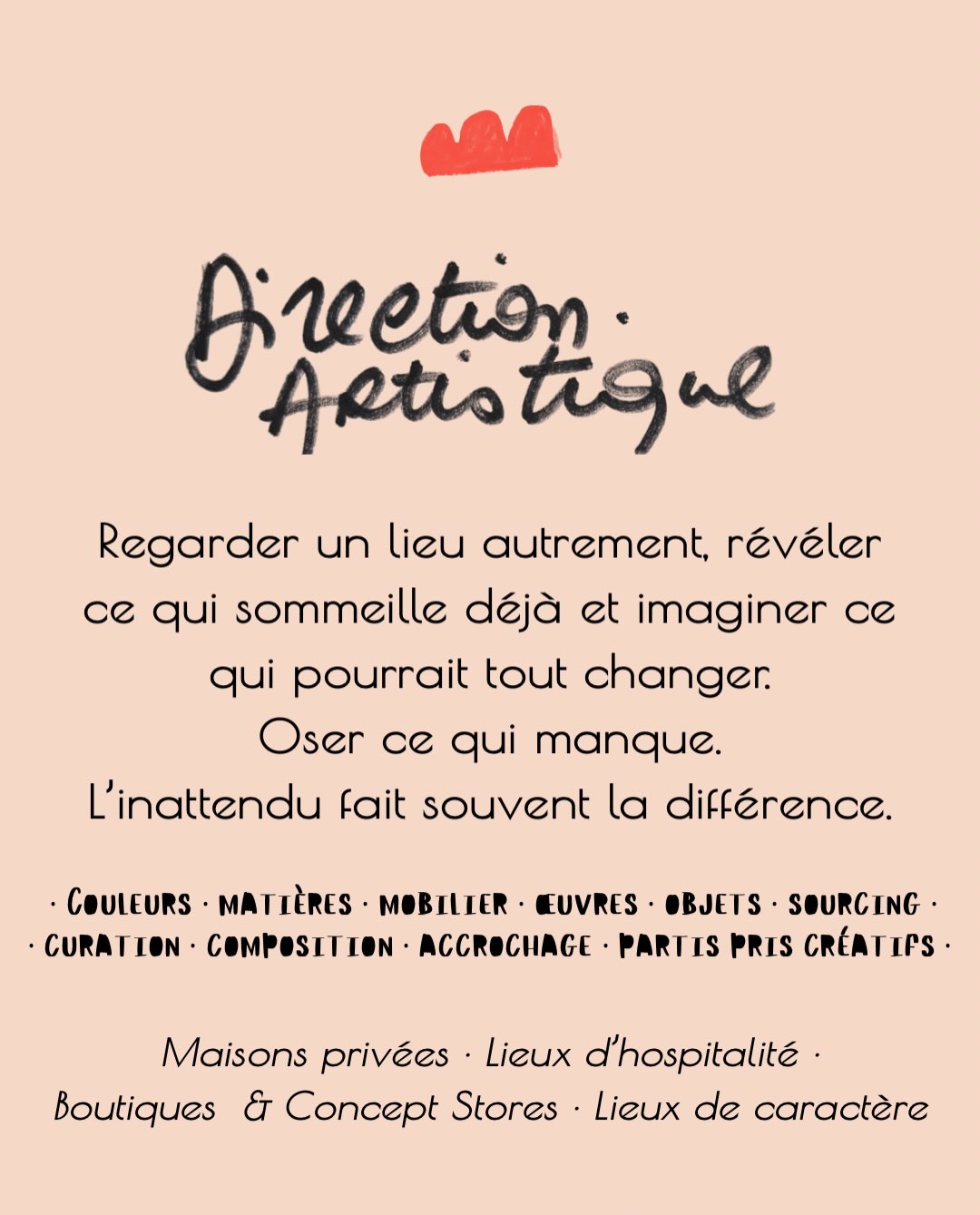 LES POSSIBLES • Il n’a jamais été simple pour moi de répondre à la question : « Mais au fond, qu’est-ce que tu proposes ? » et en plus, ça s’aggrave avec le temps 😉
Sans doute parce que mon travail ne tient pas vraiment dans une seule case.
Il y a les œuvres que je crée et que l’on peut adopter.
Celles que j’imagine spécialement pour un lieu.
Il y a mon regard que l’on vient chercher pour faire bouger un intérieur, révéler ce qui est déjà là, associer, choisir, composer, oser autre chose.
Il y a aussi les expériences que j’aime imaginer et partager dans mon studio, Maison Tokoto.
Et puis il y a tout ce qui arrive entre les cases.
Parce que souvent, une chose en appelle une autre. On vient pour une œuvre et l’on finit par parler d’un mur. On me demande une mosaïque et la conversation nous emmène ailleurs. Un objet en appelle un autre, une couleur déplace tout…
C’est probablement là que mon travail me ressemble le plus : dans les passerelles, les rencontres et les possibilités.
Alors j’ai eu envie de les rassembler ici, simplement.
Voici LES POSSIBLES.
Et si quelque chose ici fait écho à une envie, même encore un peu floue : Venez avec elle. Imaginons la suite ensemble si ça vous tente 🙌